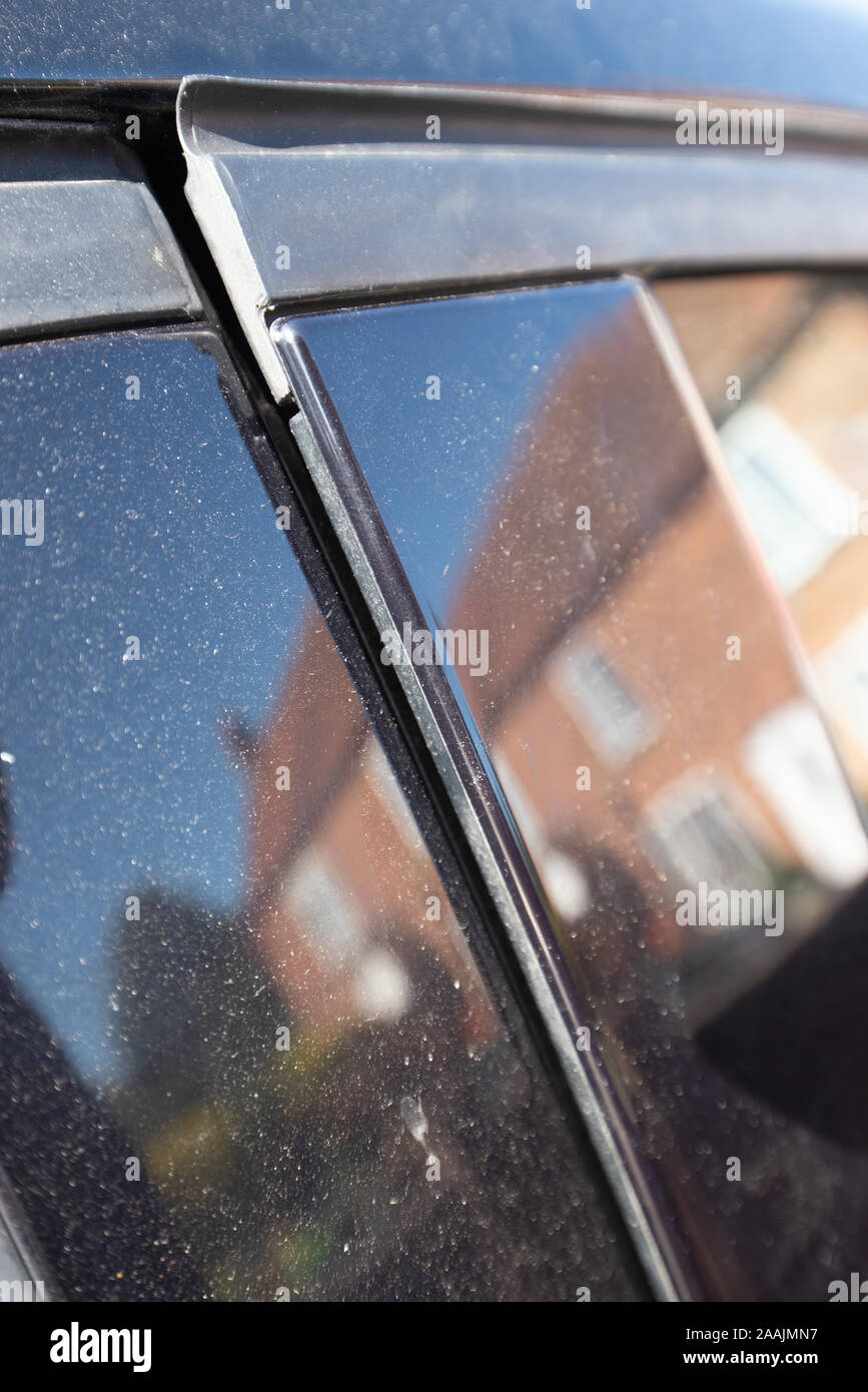 Accident de voiture : Dégâts et détails d'un véhicule accidenté. Close up métal et plastique écrasé après un accident de la circulation. Banque D'Images