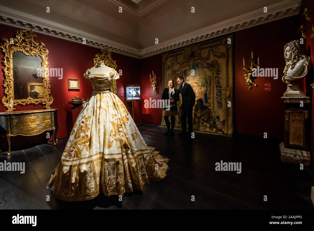 Christie's, Londres, Royaume-Uni. 22 Nov 2019. Dolce & Gabanna Alta Moda robe Corset et vente privée fonctionne - Christies previews Tableaux de Maîtres Anciens et des Arts Décoratifs, organisée aux côtés des vêtements haute couture et bijoux de Dolce & Gabbana's Alta Moda et Alta Gioielleria, collections retraçant l'influence durable sur la mode des toiles vieilles de plusieurs siècles et s'épanouit vestimentaire inspiré par l'histoire. Crédit : Guy Bell/Alamy Live News Banque D'Images