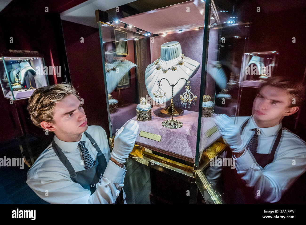 Christie's, Londres, Royaume-Uni. 22 Nov 2019. Collier Dolce&Gabbana et lustre boucles - Christies previews Tableaux de Maîtres Anciens et des Arts Décoratifs, organisée aux côtés des vêtements haute couture et bijoux de Dolce & Gabbana's Alta Moda et Alta Gioielleria, collections retraçant l'influence durable sur la mode des toiles vieilles de plusieurs siècles et s'épanouit vestimentaire inspiré par l'histoire. Crédit : Guy Bell/Alamy Live News Banque D'Images