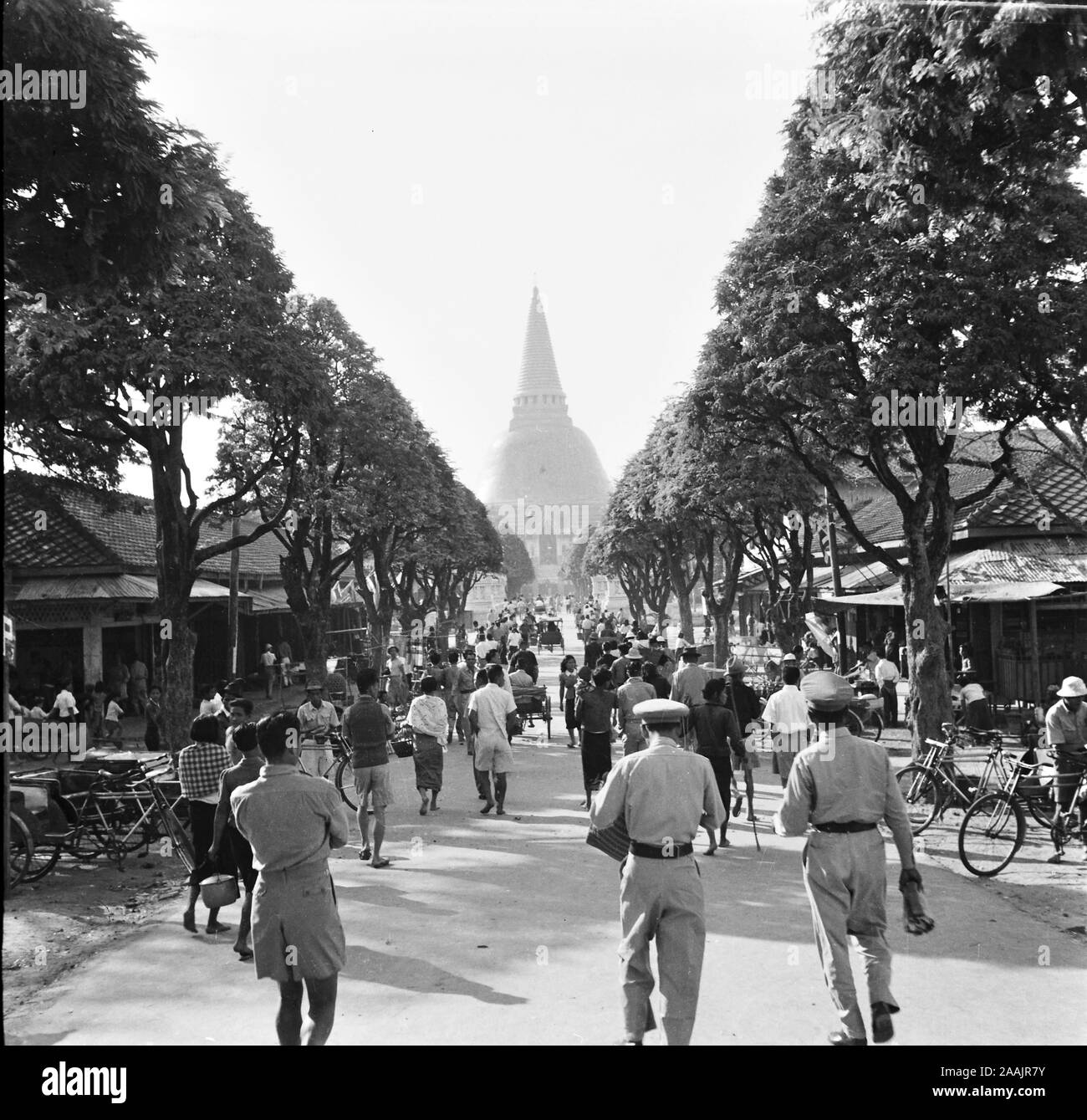 Vieilles photos montrant l'être des individus dans la province de Nakhon Pathom, Thaïlande, au Temple Phra Pathom Chedi. Cet ensemble d'images a été prise le 2 janvier 1948. Banque D'Images