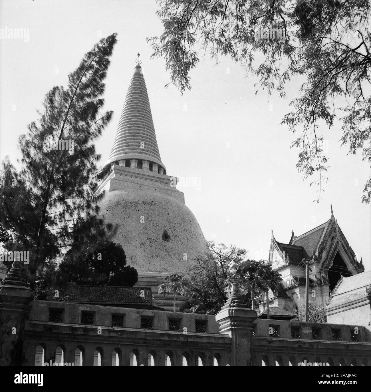 Vieilles photos montrant l'être des individus dans la province de Nakhon Pathom, Thaïlande, au Temple Phra Pathom Chedi. Cet ensemble d'images a été prise le 2 janvier 1948. Banque D'Images