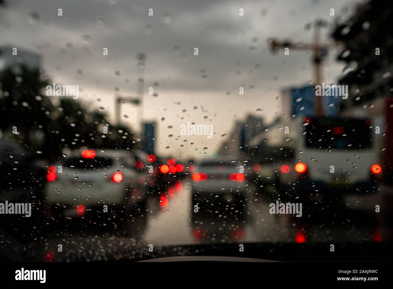 Gouttes de pluie et Lumières floues alors que pleuvoir à Abu Dhabi, Émirats arabes unis Banque D'Images