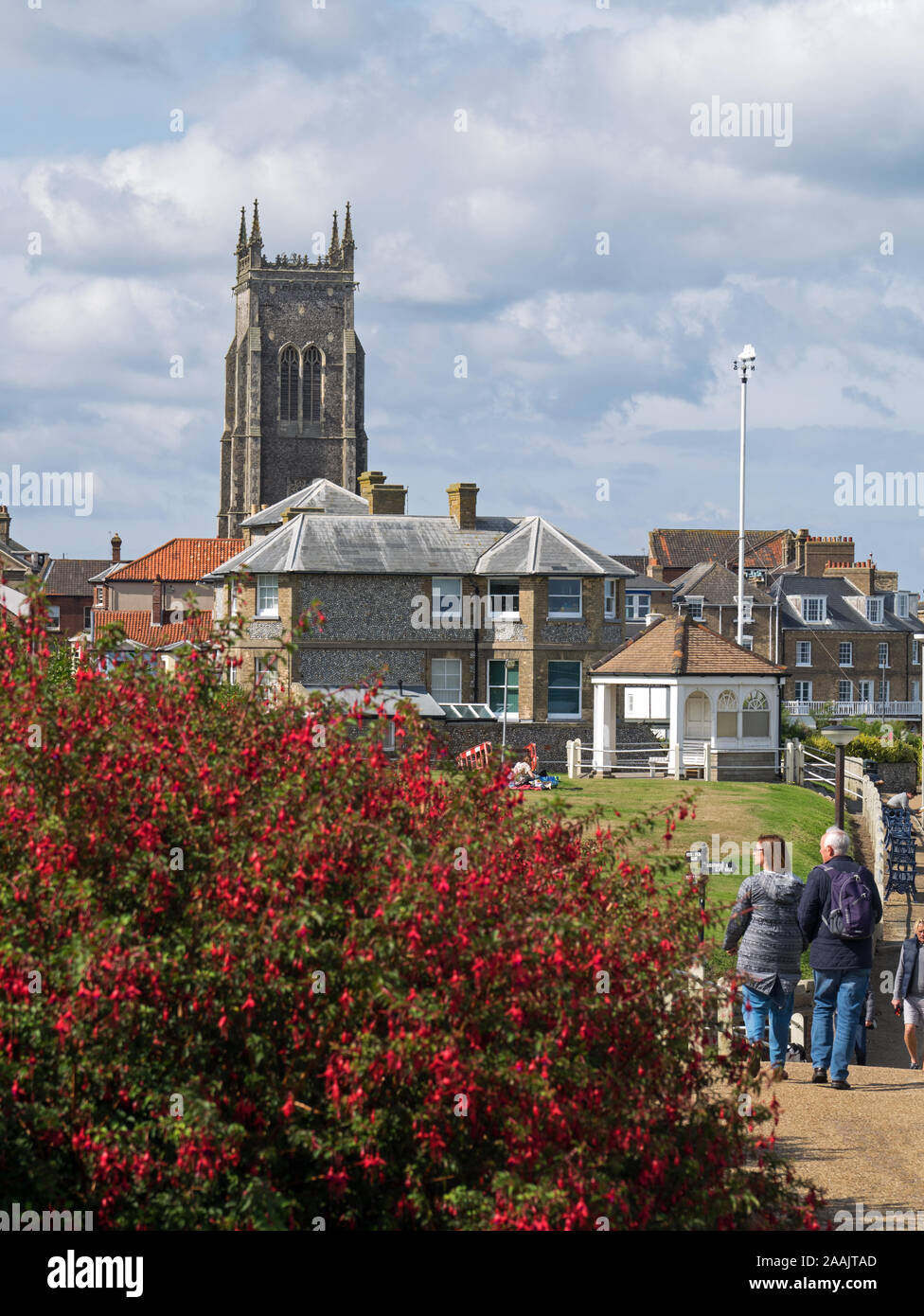 Marcher le chemin North Norfolk vers Cromer, avec la tour de l'église paroissiale de Saint Pierre et Paul, Norfolk, England, UK Banque D'Images