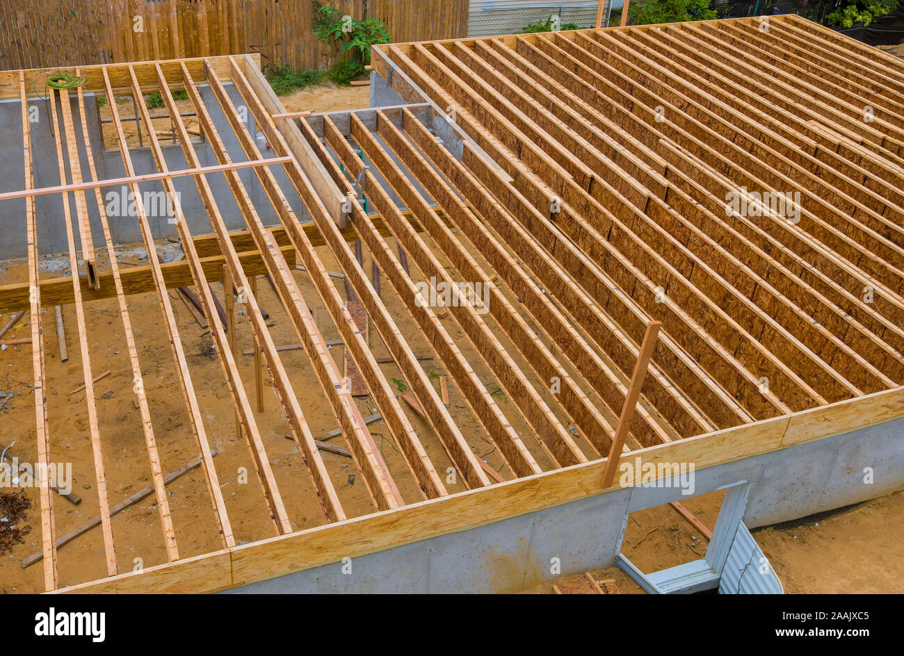 La construction du plancher à ossature en bois massif montrant les solives préfabriquées Banque D'Images