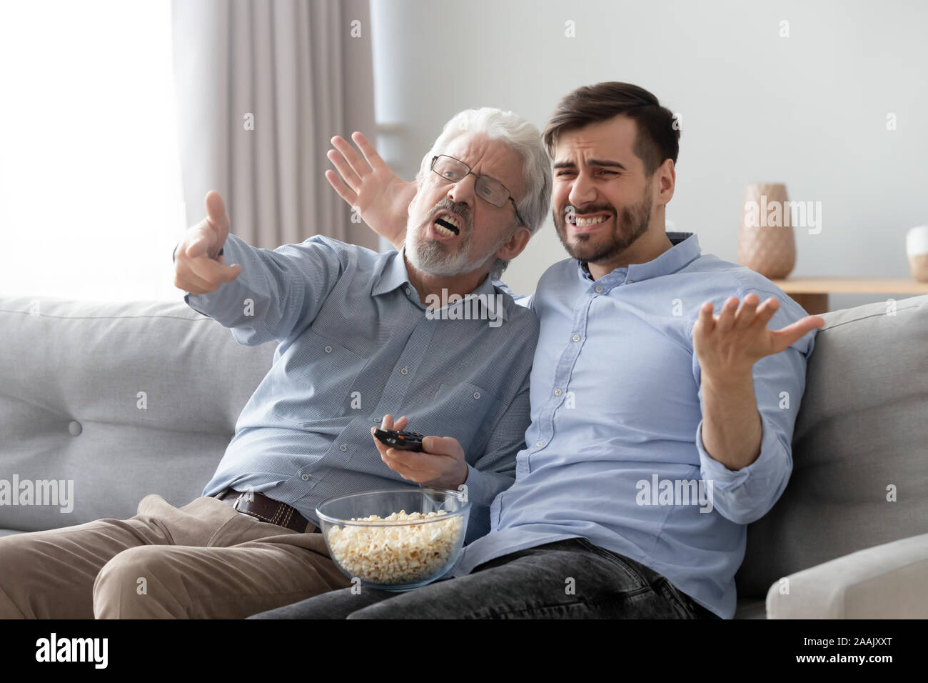 Vieux malheureux père et fils vous regardez la télévision, mauvais match de football Banque D'Images