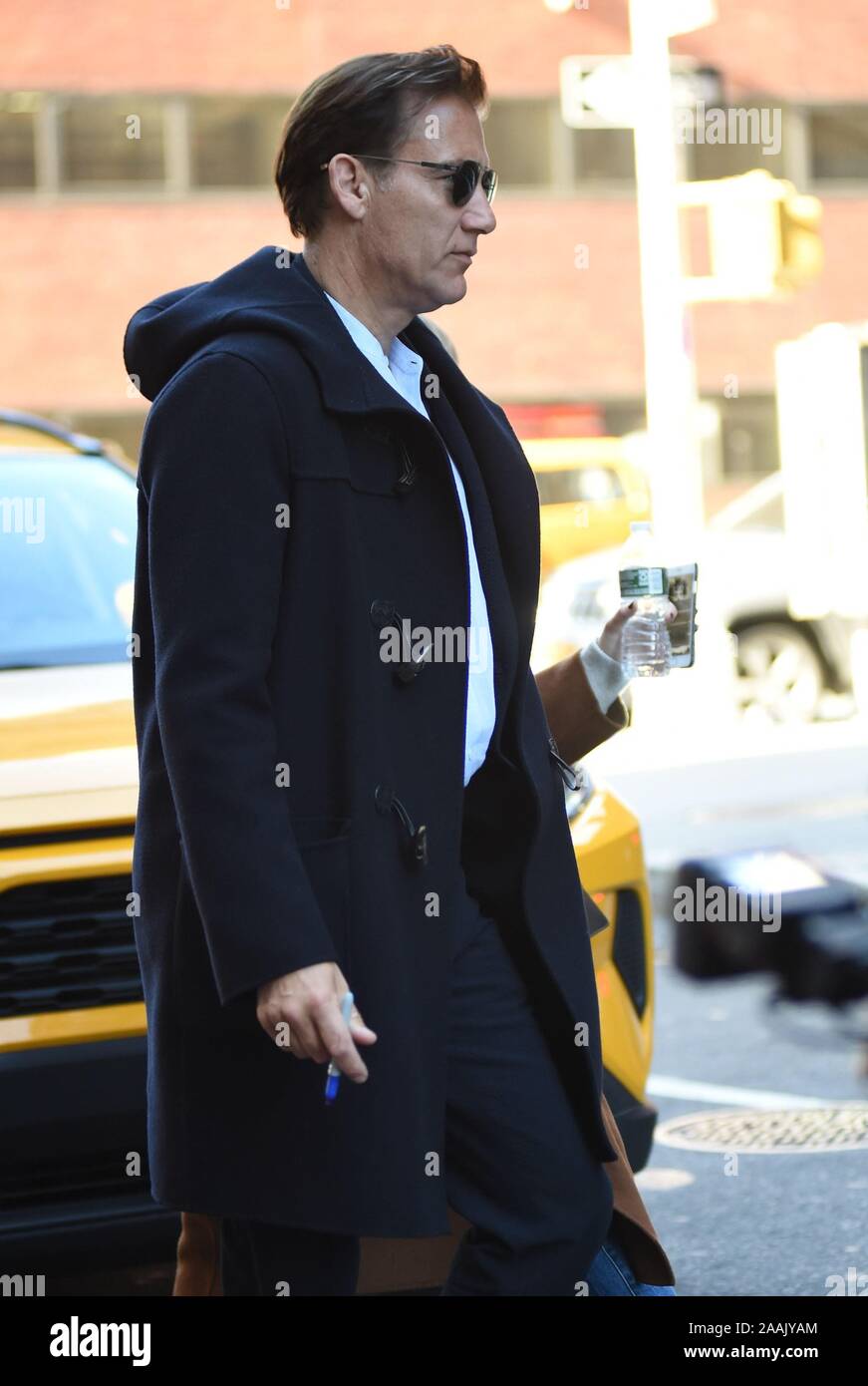 Clive Owen dehors et environ pour la célébrité Candids - THU, , New York, NY 21 Novembre, 2019. Photo par : Kristin Callahan/Everett Collection Banque D'Images
