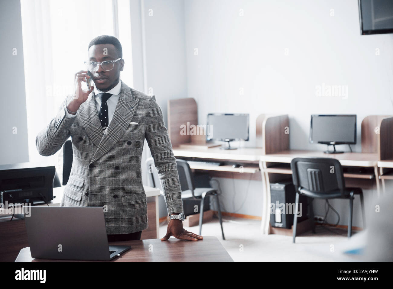 Heerful african businessman standing in front of collègue Banque D'Images