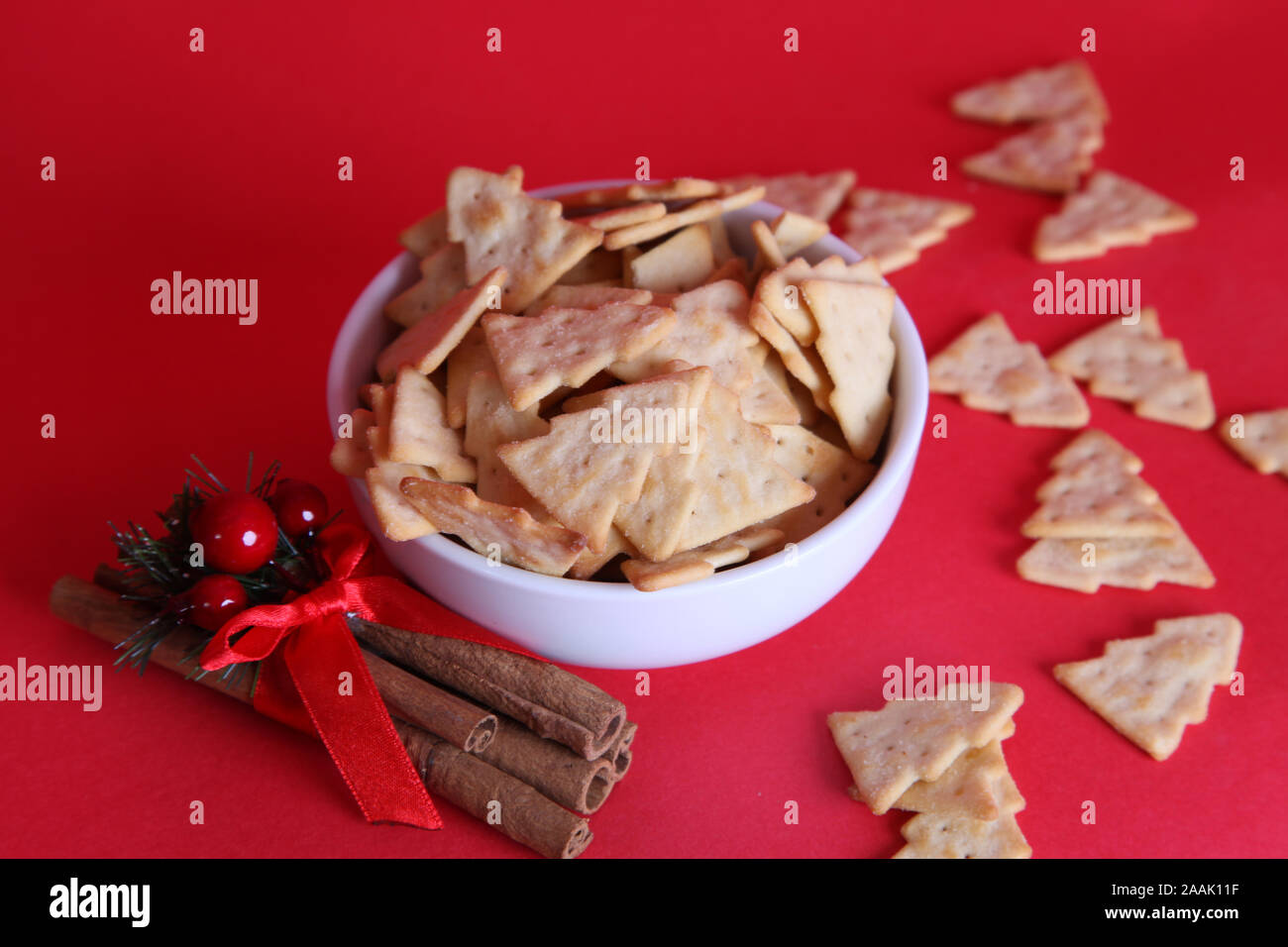 Edition 2019 Treeselets Jacobs, en forme d'arbre de Noël / chips crackers, basé sur Cheeselets, dans un bol avec un peu éparpillés sur fond rouge Banque D'Images