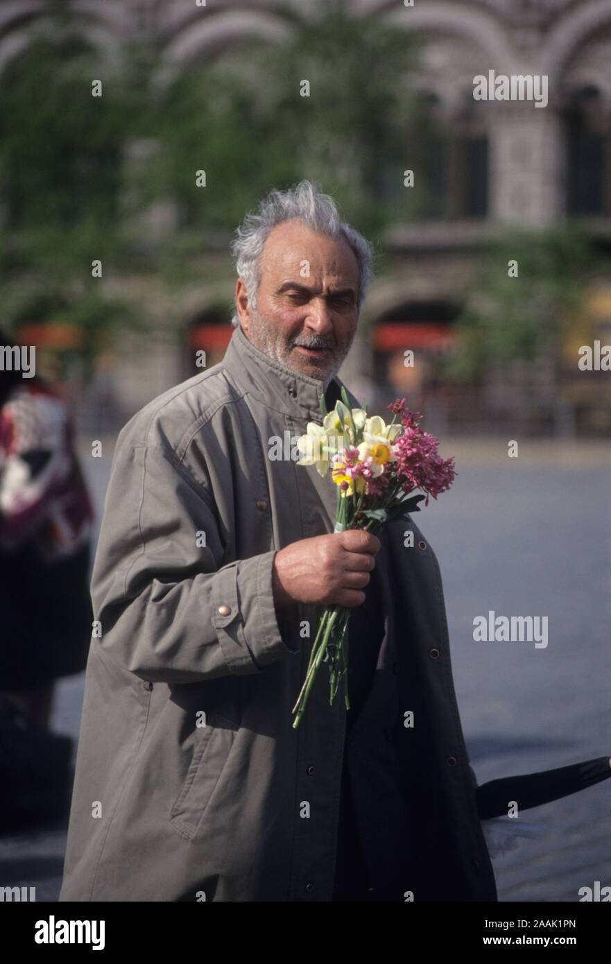 Moskau, Roter Platz 1992, ein Mann am Lenin-Mausoleum ablegen Blumen - Moscou, la Place Rouge, un homme portant des fleurs pour Lénine Banque D'Images