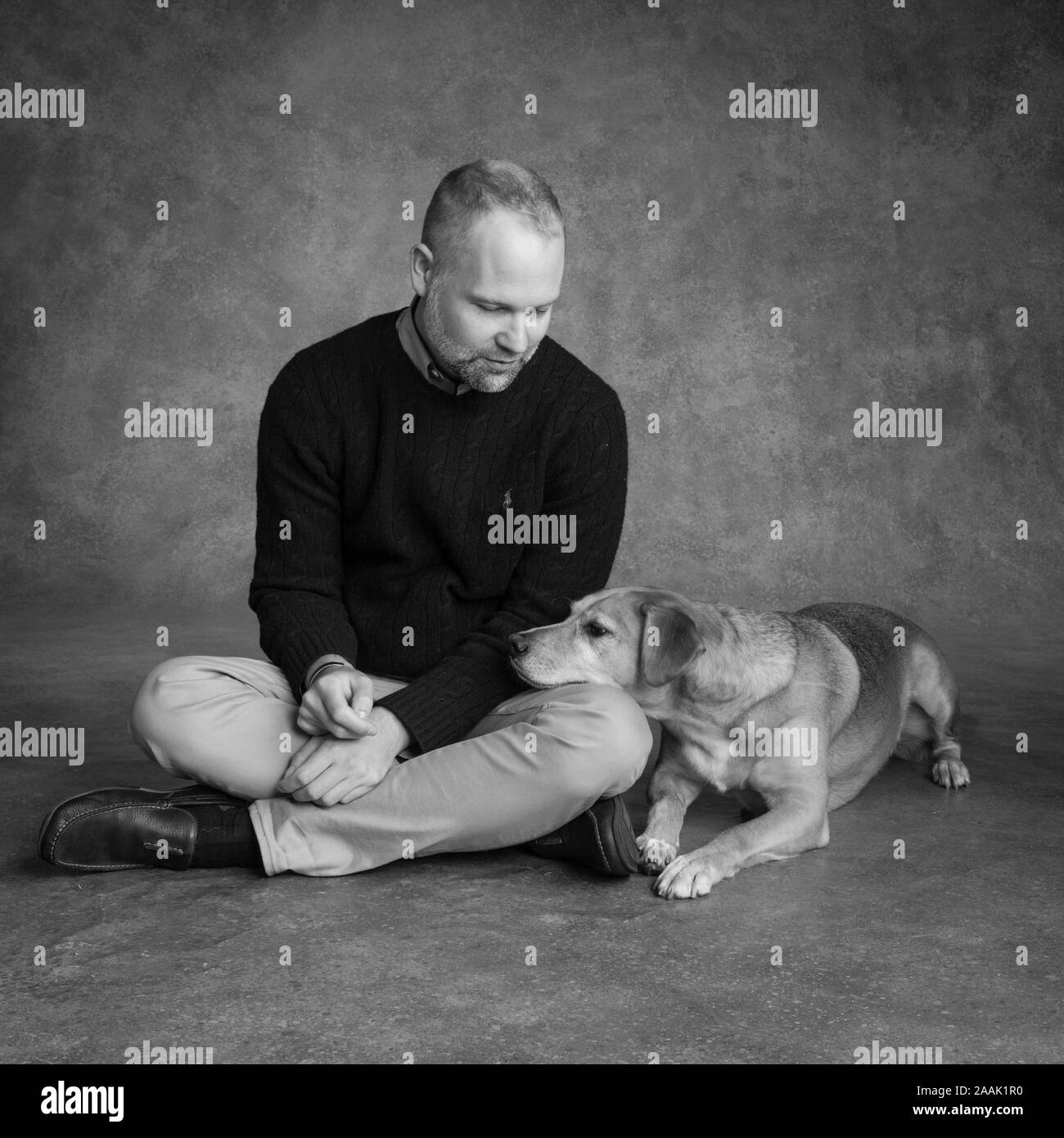 Portrait of man with dog Banque D'Images