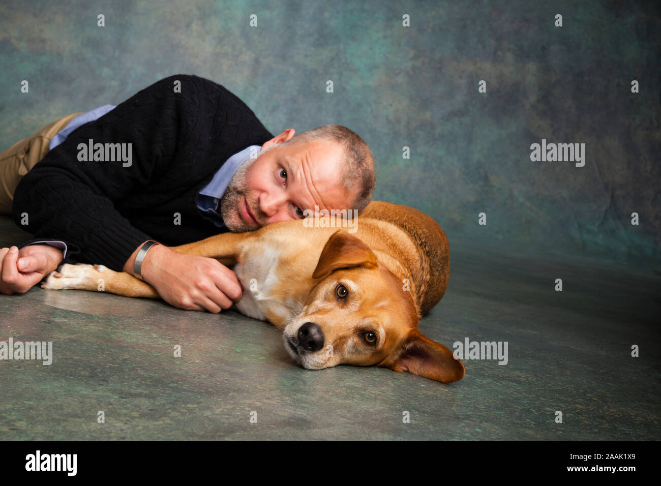 Studio portrait of man avec Redbone Coonhound Banque D'Images