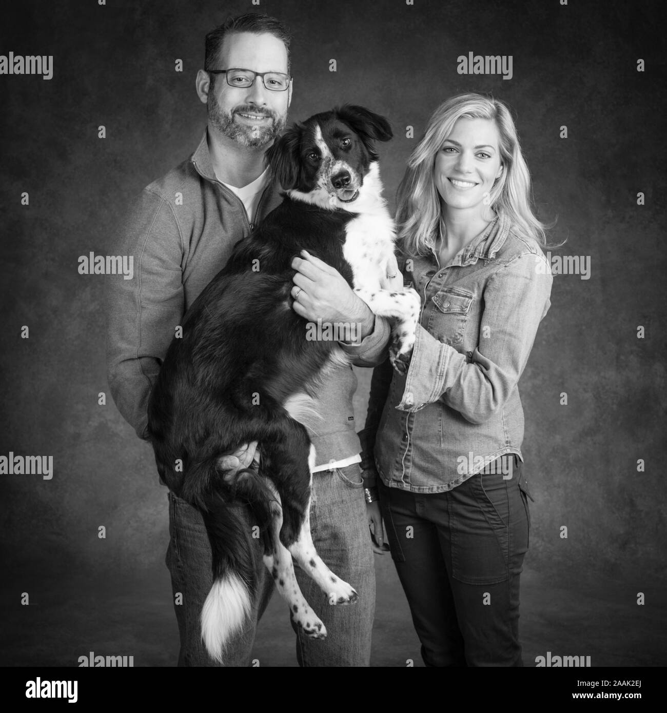 Studio portrait de couple avec Border Collie Mix Banque D'Images
