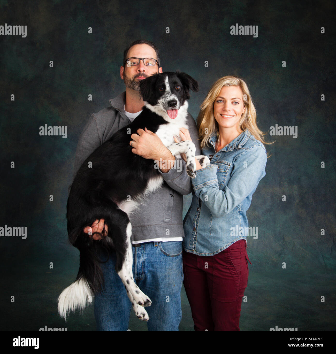 Studio portrait de couple avec Border Collie Mix Banque D'Images