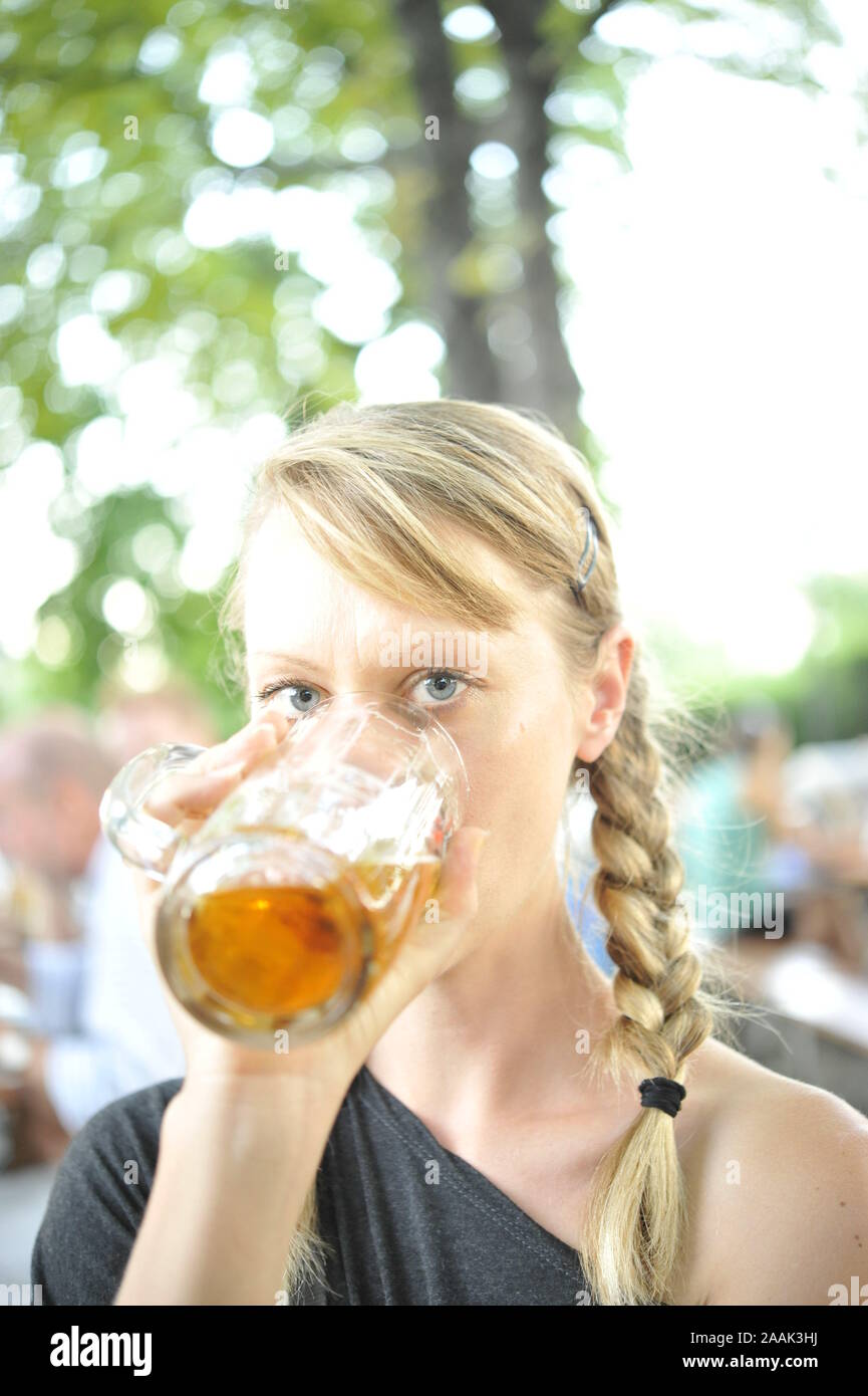 Junge Frau trinkt Bier - Young Woman Drinking Beer Banque D'Images