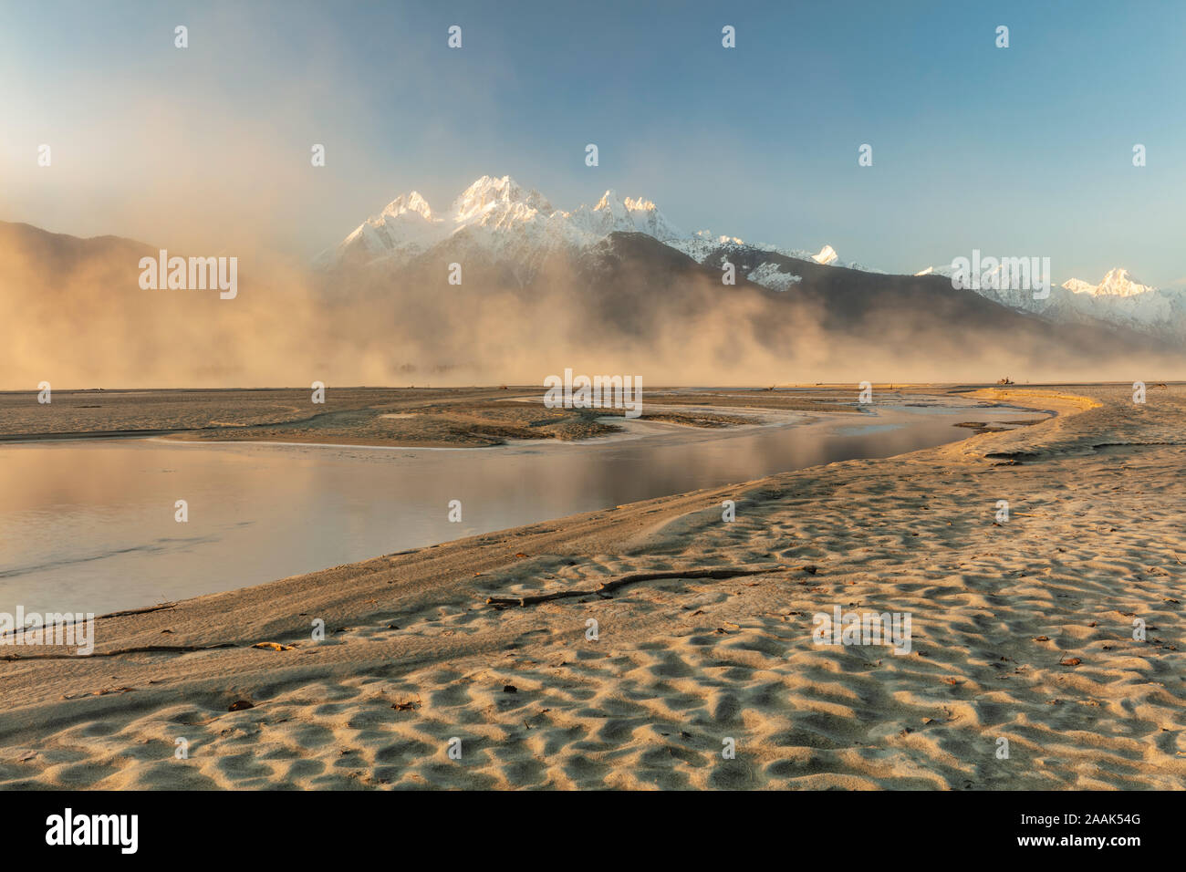 Des vents violents créent des nuages de sable le long de la rivière Chilkat, dans le sud-est de l'Alaska. Banque D'Images