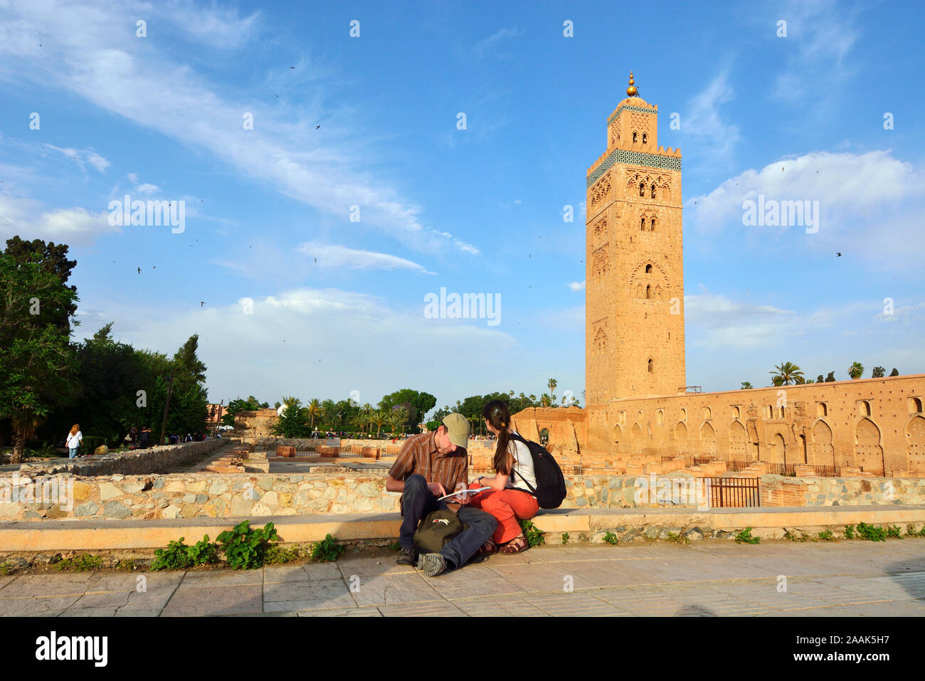 Jeune couple près de la mosquée de la Koutoubia. Marrakech, Maroc Banque D'Images