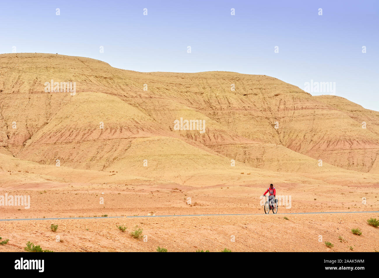 Un motard dans les montagnes de l'Atlas. Maroc Banque D'Images