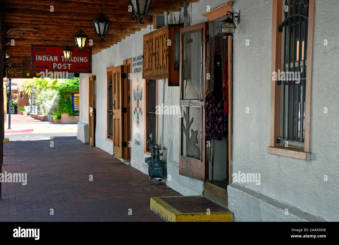 Old Town Albuquerque Plaza à l'origine par les colons espagnols dans les années 1700 et portant sur 10 blocs de bâtiments historiques de Adobe. Banque D'Images