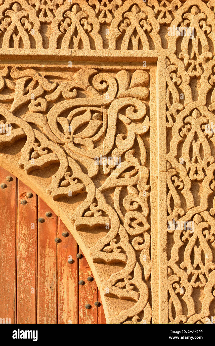 Belles œuvres en stuc dans une porte à Essaouira, Maroc Banque D'Images