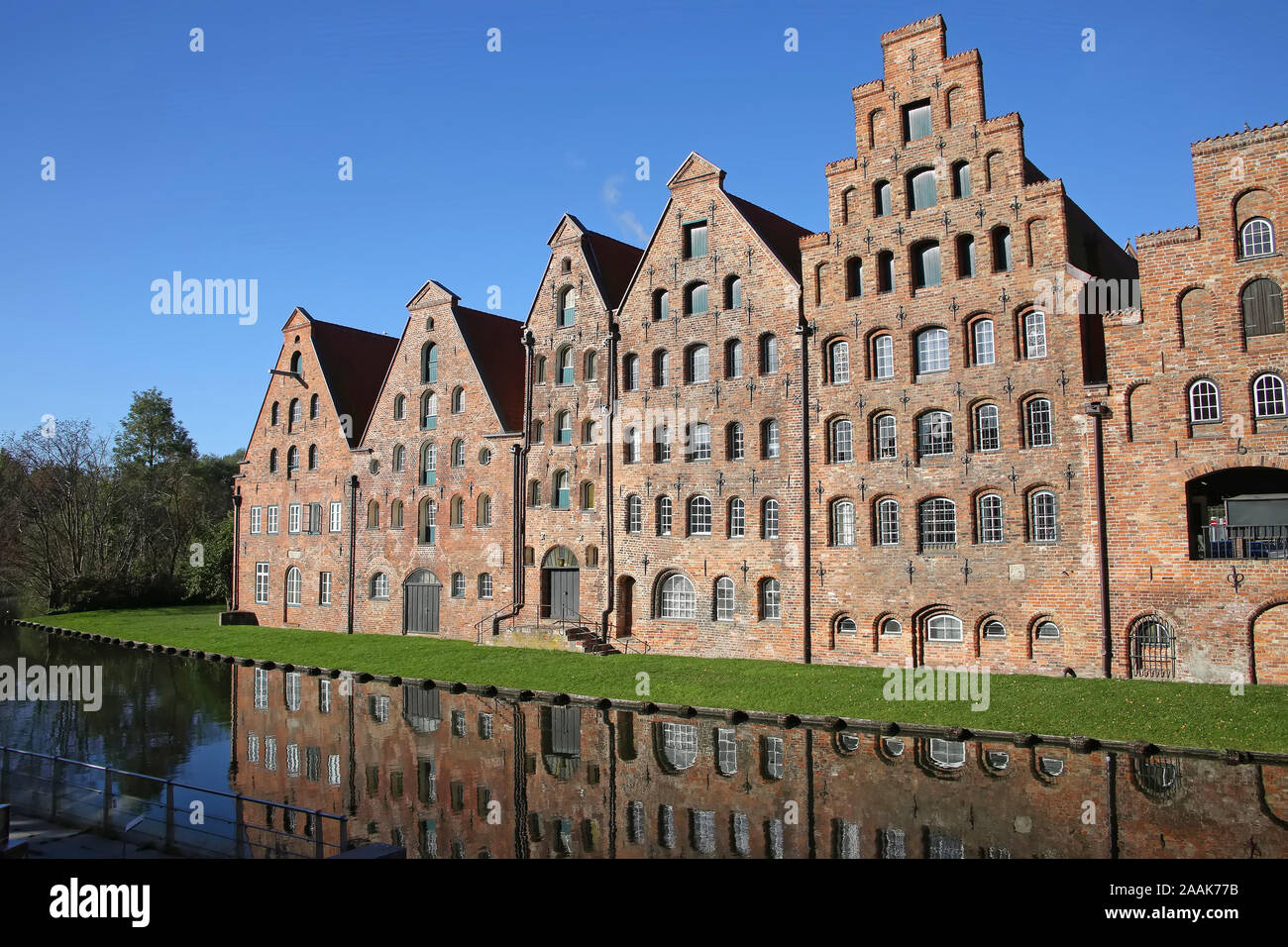 Six bâtiments de briques historique qui ont été utilisés comme entrepôts de sel sur la partie supérieure de la rivière Trave à côté de la Holstentor (porte de ville de l'ouest) de Lubeck, Allemagne Banque D'Images