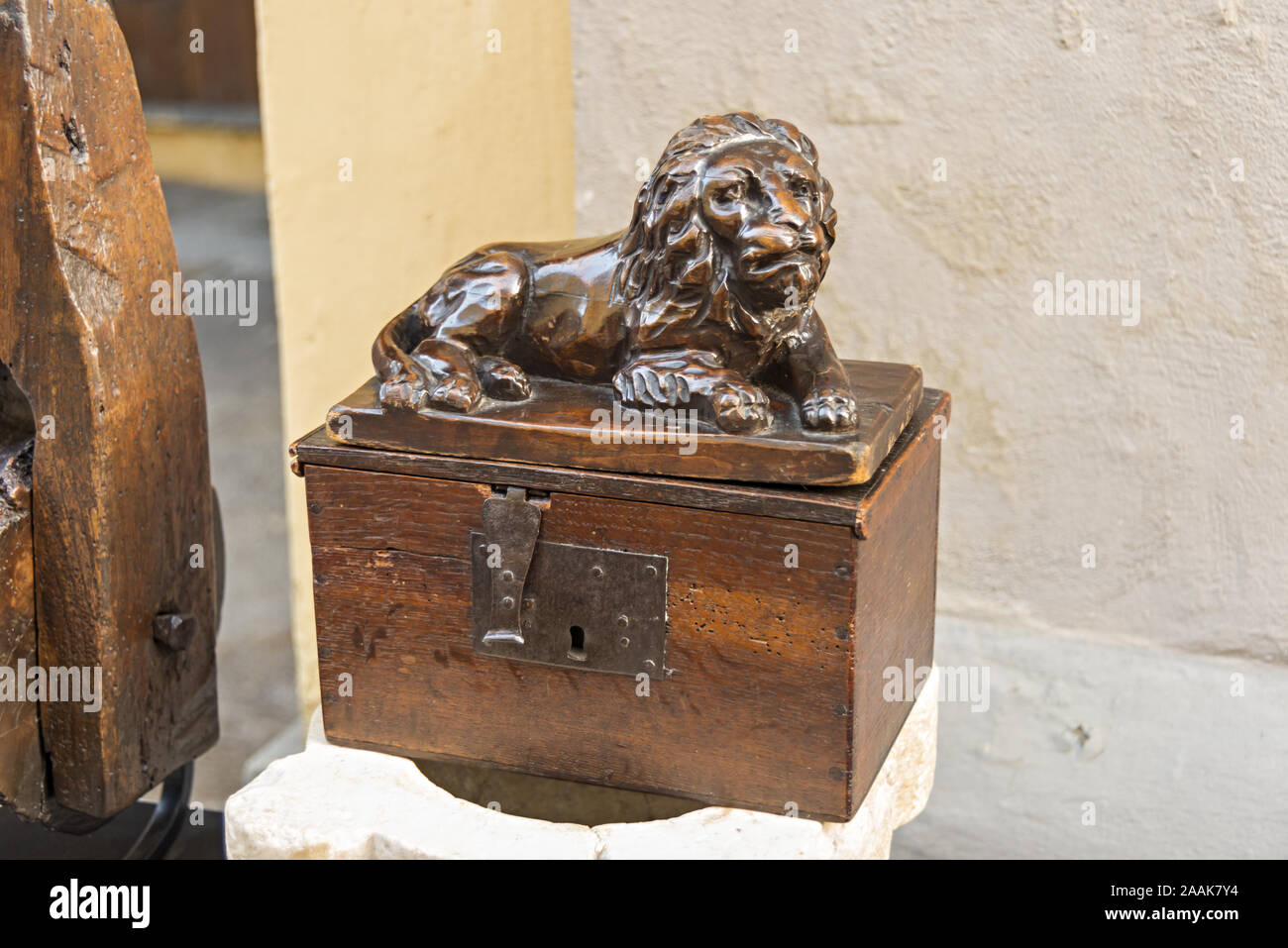 Scultura di leone raffigurante mercatino dell'Antiquariato Banque D'Images