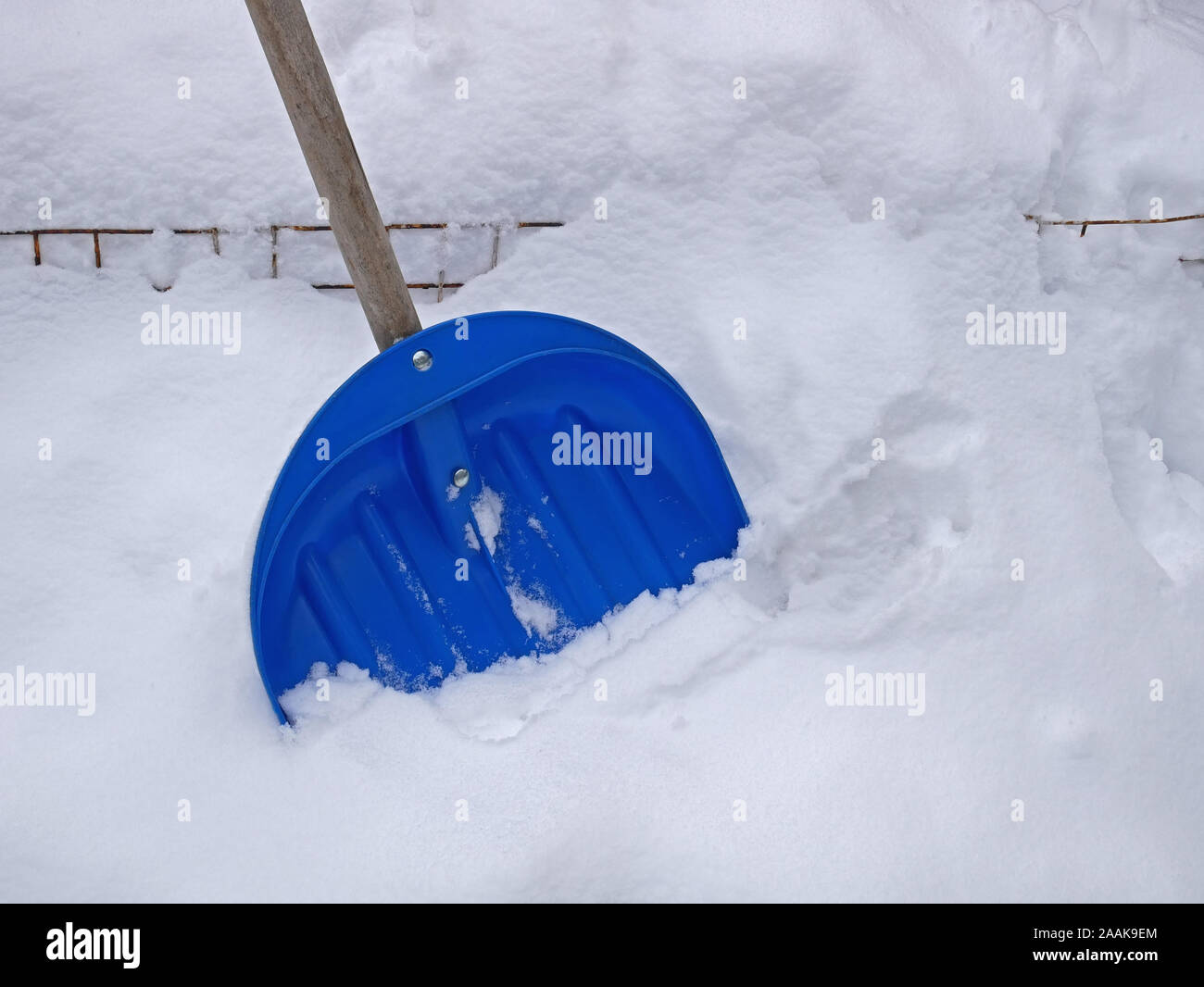 Big Blue pelle en plastique pour le déneigement, debout dans un grand snowdrift, close-up Banque D'Images