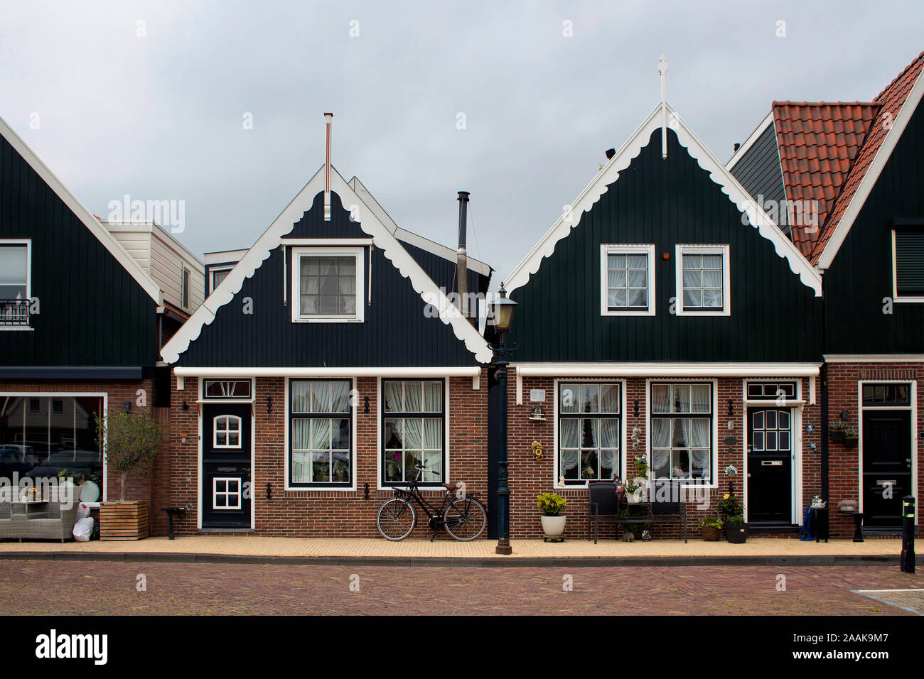 Voir l'historique et des maisons traditionnelles, les plantes, location et de fleurs à Volendam. C'est une ville néerlandaise, au nord-est d'Amsterdam. Il est connu pour son col Banque D'Images