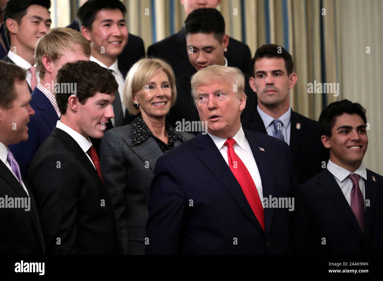 Washington, États-Unis d'Amérique. 22 Nov, 2019. Le Président des Etats-Unis, Donald J. Trump avec la secrétaire de l'éducation accueille les athlètes de Betsy DeVos la Stanford University Men's Golf dans le cadre de Champions NCAA National Collegiate Journée à la Maison Blanche à Washington le 22 novembre 2019. Crédit : Yuri Gripas/Piscine via CNP | Conditions de crédit dans le monde entier : dpa/Alamy Live News Banque D'Images