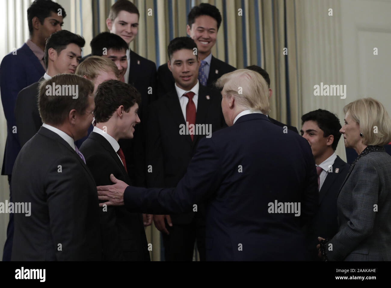 Washington, United States. 22 Nov, 2019. Le Président américain Donald Trump et de l'éducation Secrétaire Betsy DeVos posent avec des athlètes de l'Université de Stanford Men's Golf dans le cadre de Champions NCAA National Collegiate Journée à la Maison Blanche à Washington le 22 novembre 2019. Photo par Yuri Gripas/UPI UPI : Crédit/Alamy Live News Banque D'Images