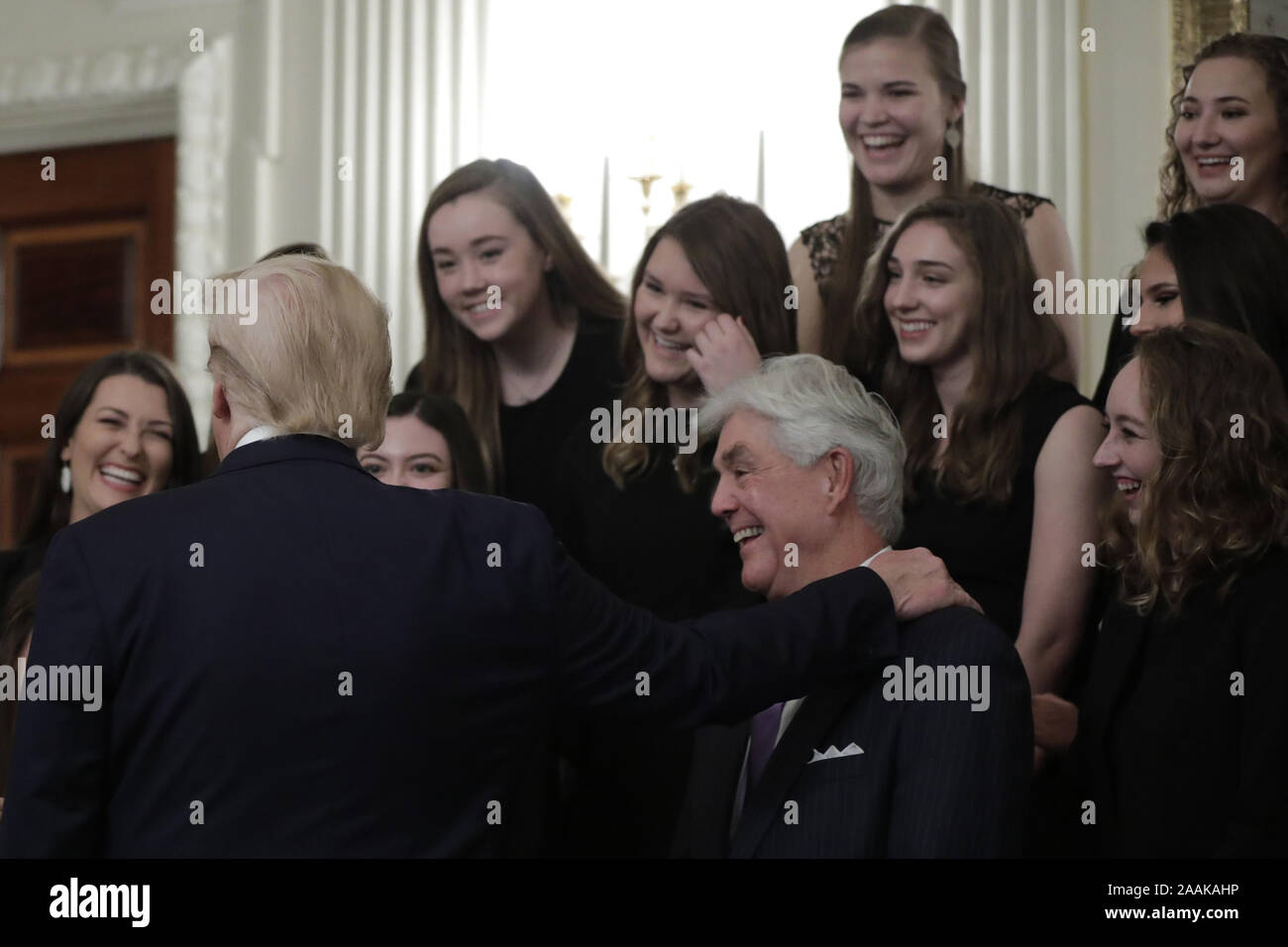 Washington, United States. 22 Nov, 2019. Le Président américain Donald Trump avec Secrétaire de l'éducation accueille les athlètes de Betsy DeVos le Texas Christian University Women's Rifle dans le cadre de l'équipe collégiale de NCAA Champions nationaux Journée à la Maison Blanche à Washington le 22 novembre 2019. Photo par Yuri Gripas/UPI UPI : Crédit/Alamy Live News Banque D'Images