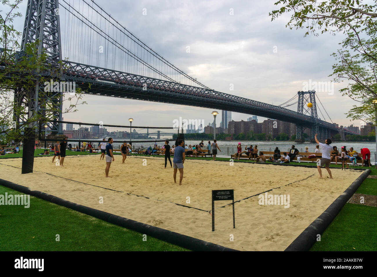 New York, USA - 20 août 2018 : certains garçons jouer au volley-ball dans le parc de Domino, quartier de Williamsburg, Brooklyn, New York City Banque D'Images