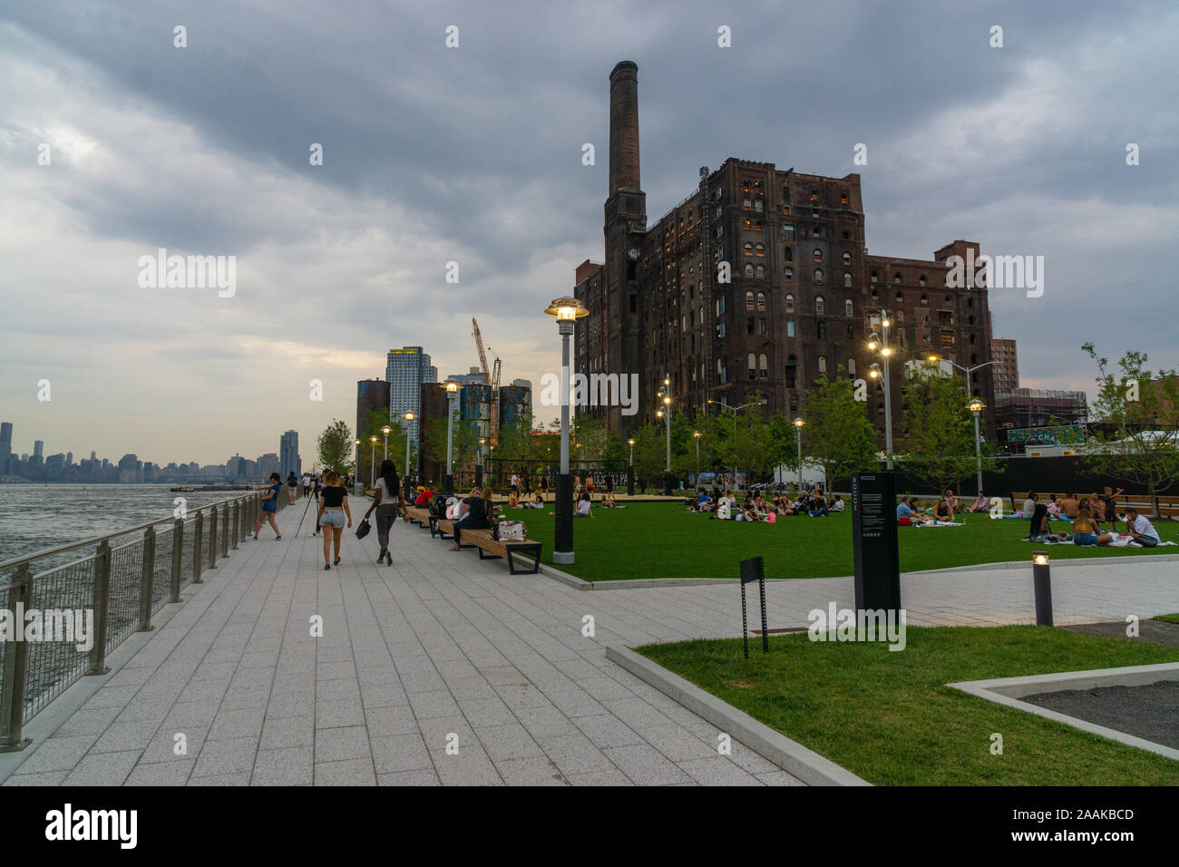 New York, USA - 20 août 2018 : Domino Park en fin d'après-midi, parc public dans le quartier de Williamsburg, Brooklyn, New York. Banque D'Images