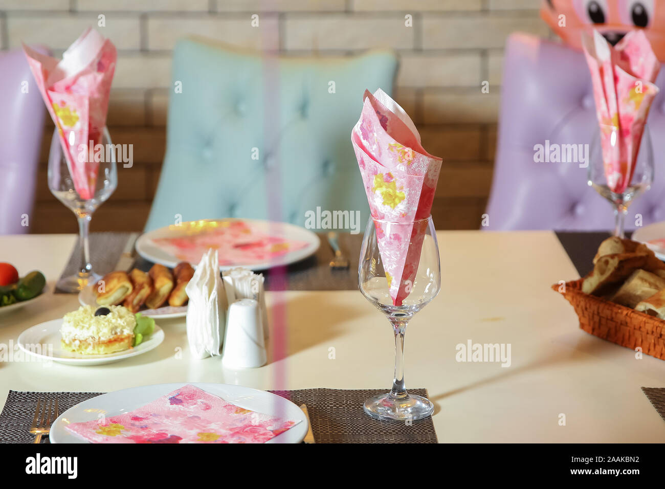 Papiers tissu rose en verre - table de mariage .décoration avec verres et  serviettes en papier . serviette sur la plaque . Verre avec des serviettes  en papier sur la table Photo Stock - Alamy