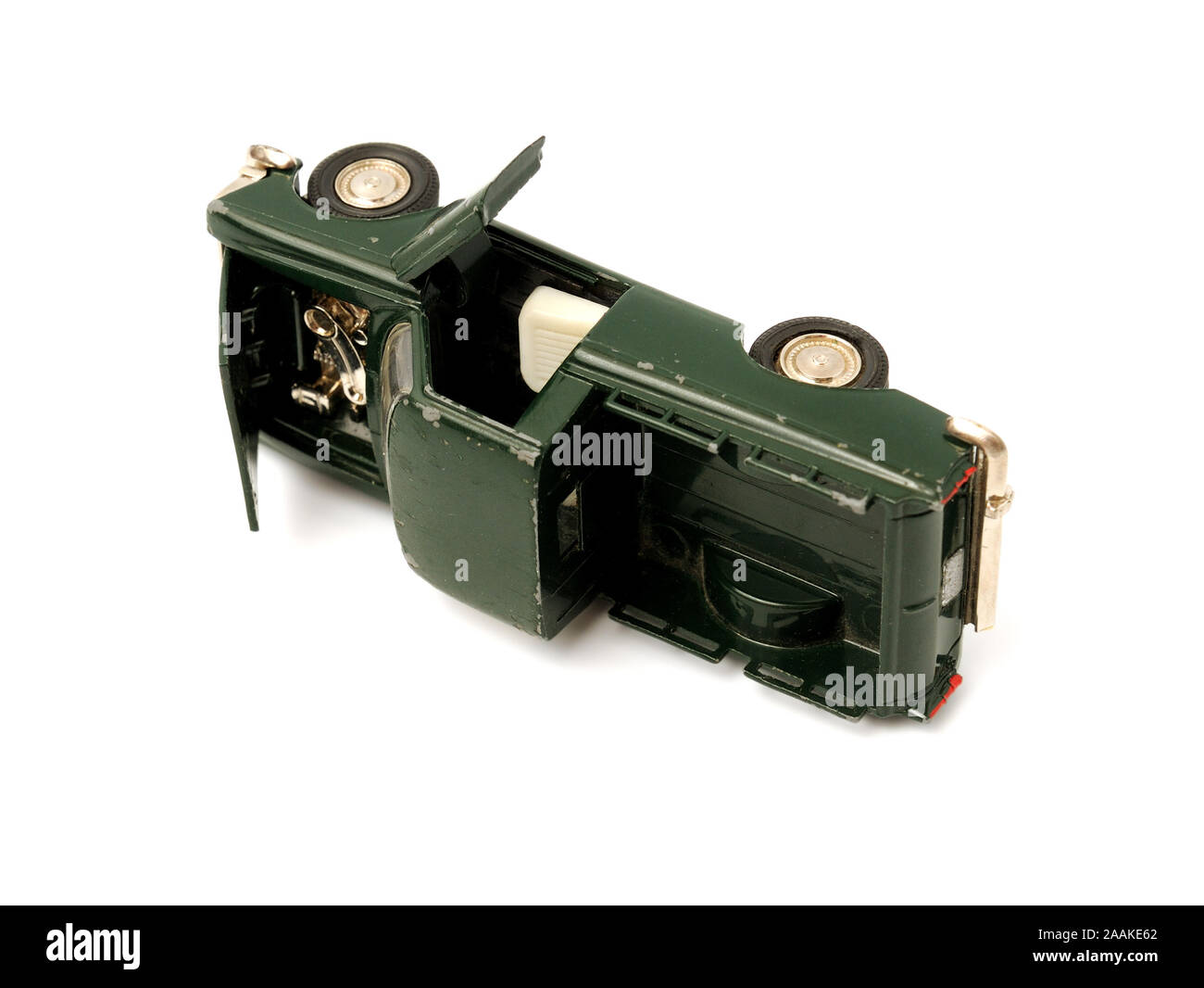 Petite voiture obtenu dans un accident. La fonction auto couché sur le côté. Banque D'Images