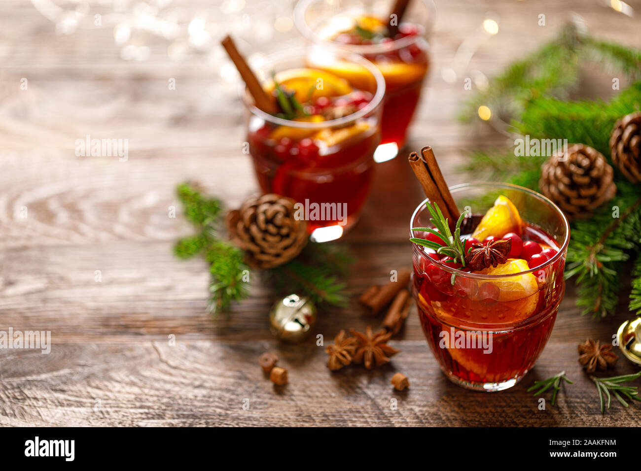 Vin chaud de Noël. Boisson festive traditionnelle avec décorations et sapin Banque D'Images