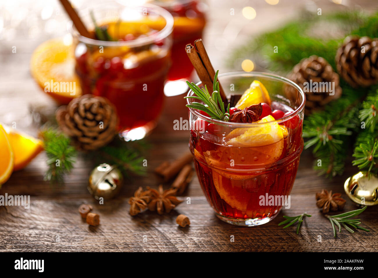 Vin chaud de Noël. Boisson festive traditionnelle avec décorations et sapin Banque D'Images