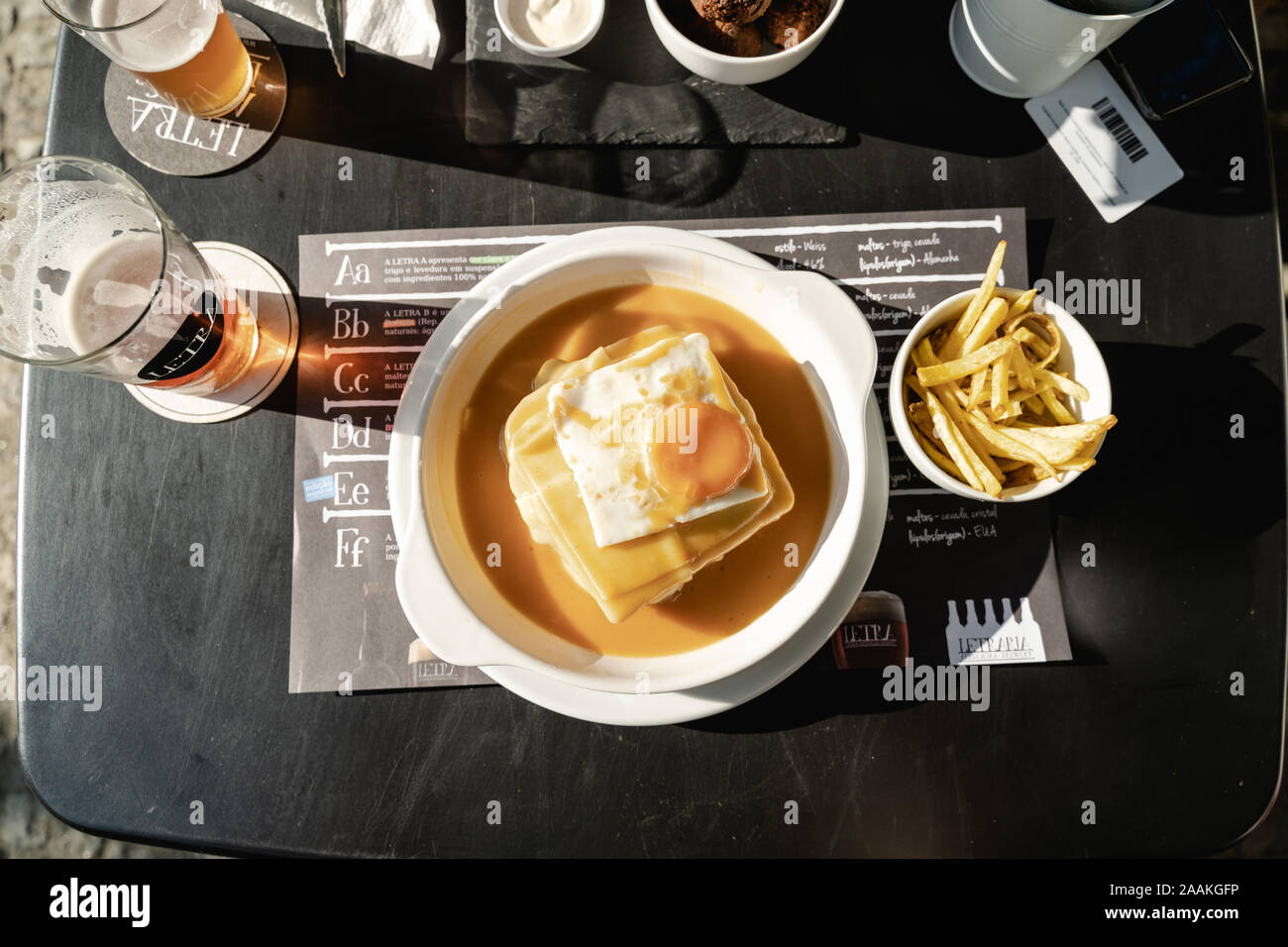 Franceschina, plat traditionnel portugais gras servi comme un sandwich avec oeuf steak et la sauce tomate. Porto au Portugal. Banque D'Images