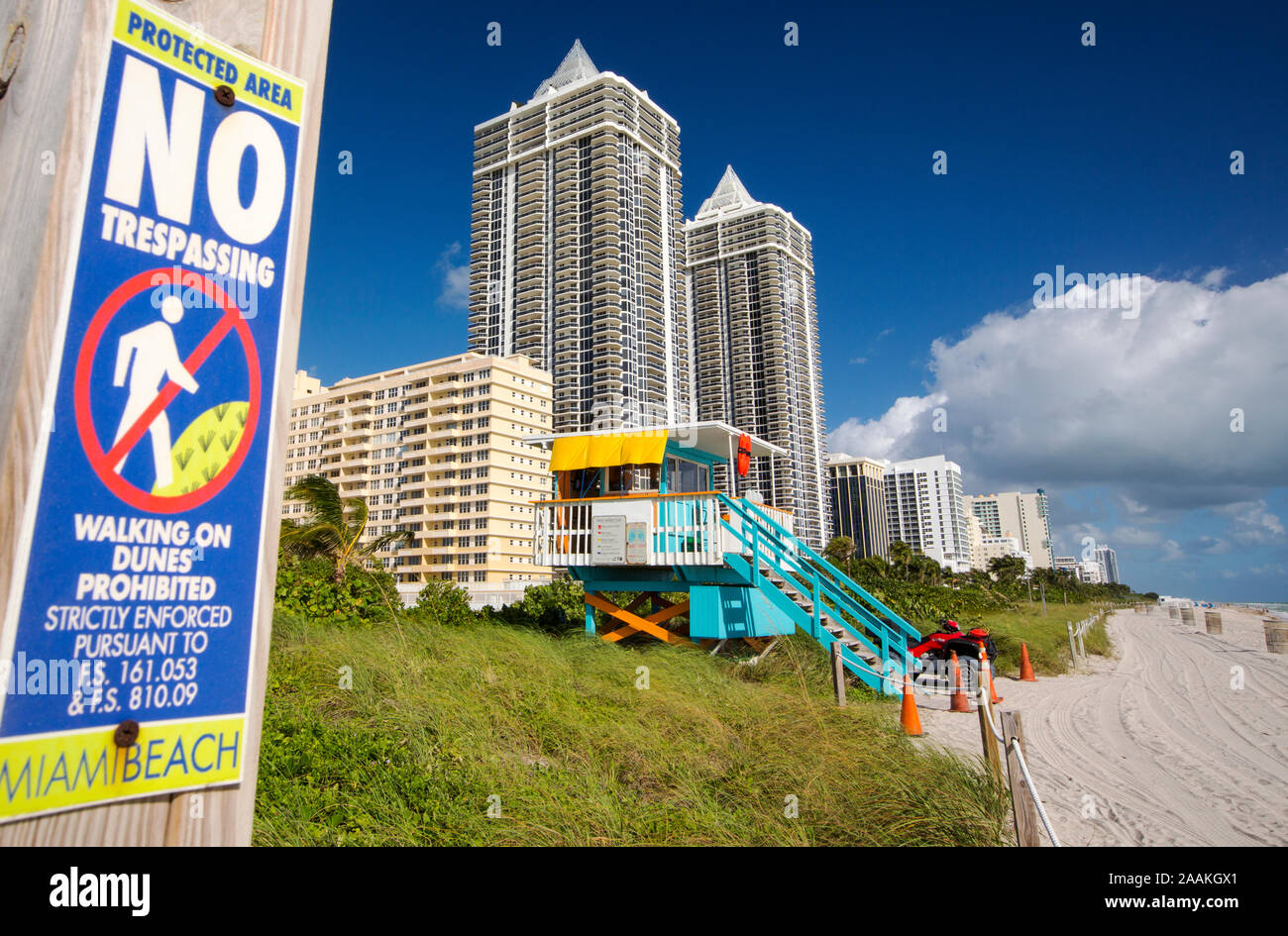 Un signe de ne pas marcher sur les petites dunes de sable qui sont tout ce qui se trouve sur le chemin entre l'océan Atlantique et de milliards de $ de l'immobilier sur Miami B Banque D'Images