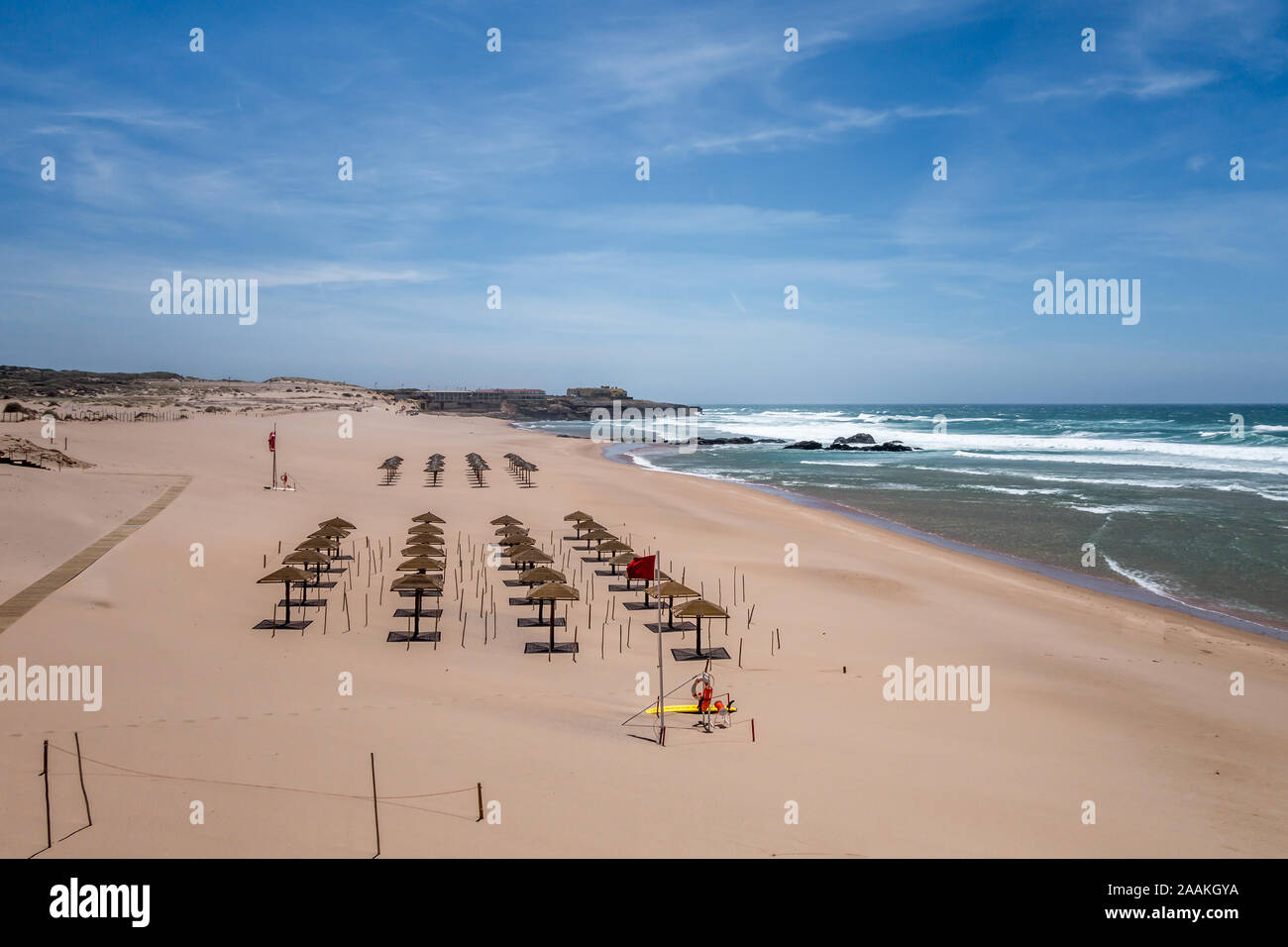 La plage de Guincho - Praia do Guincho - Cascais Portugal dans le vent sans peuple et préparé pour les personnes qui arrivent à la plage. Banque D'Images