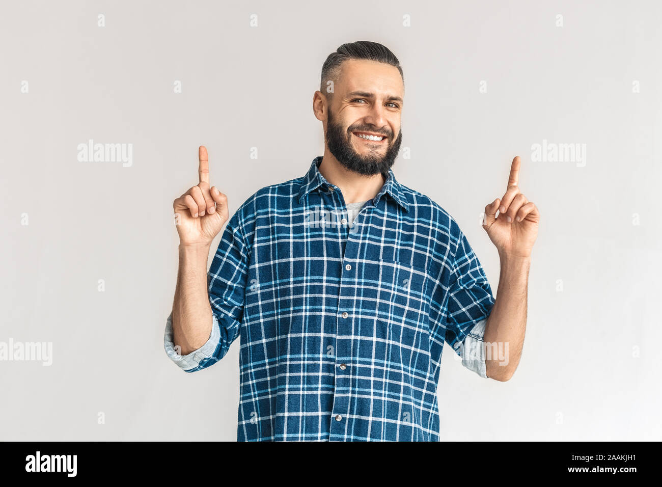 Homme barbu adultes orientée vers le haut avec les doigts Banque D'Images