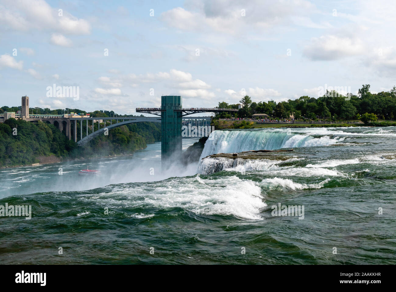 Vue sur les chutes américaines, une partie de Niagara Falls, à partir de la Luna Island, Buffalo, New York, USA. Banque D'Images