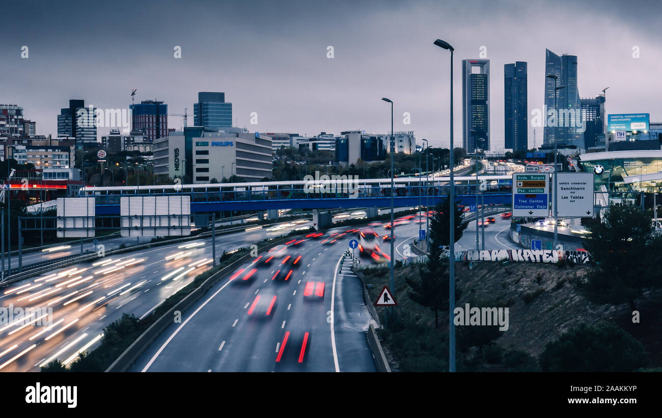 Madrid, Espagne - 22 Nov 2019 : temps d'exposition des poids lourds de la route de banlieue sur l'autoroute A1 dans la région de Las Tablas en regardant vers la Cuatro Torres Banque D'Images