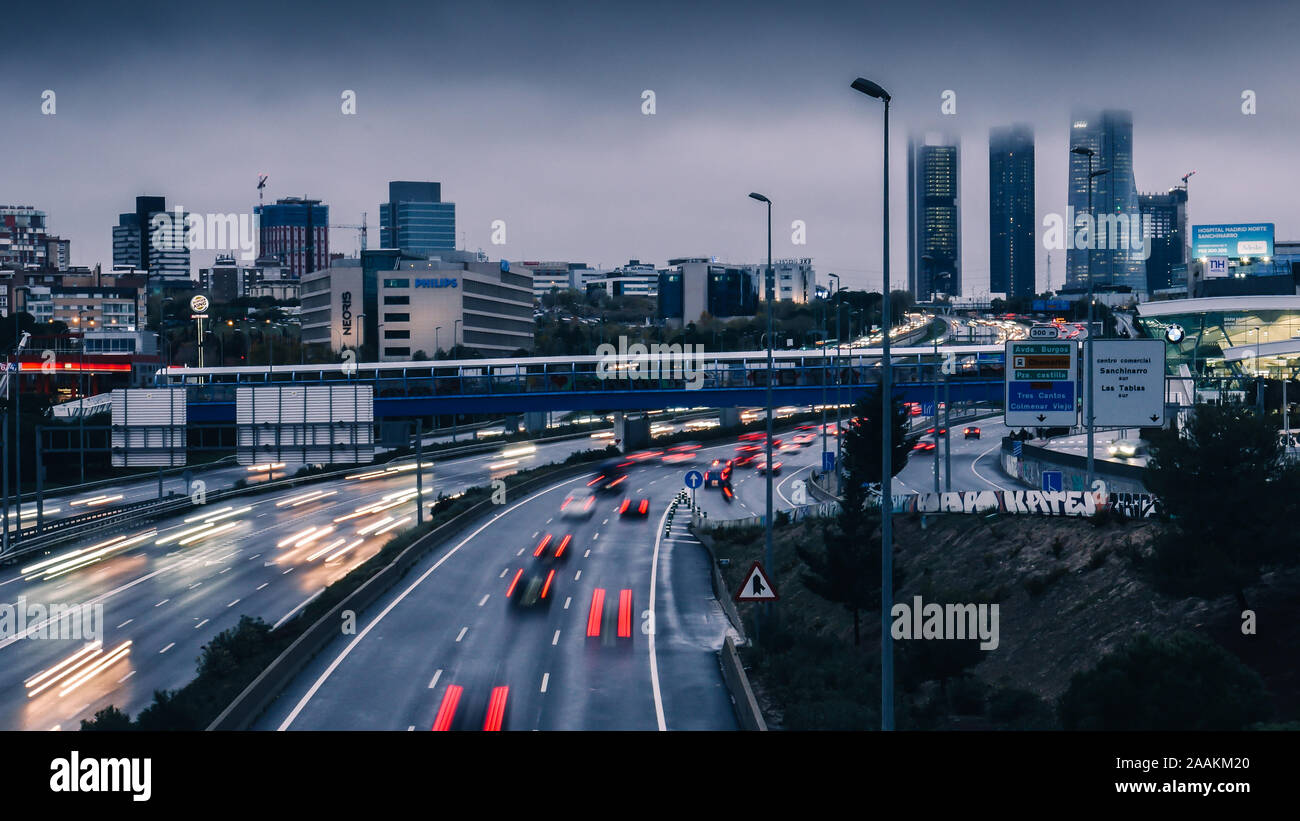 Madrid, Espagne - 22 Nov 2019 : temps d'exposition des poids lourds de la route de banlieue sur l'autoroute A1 dans la région de Las Tablas en regardant vers la Cuatro Torres Banque D'Images