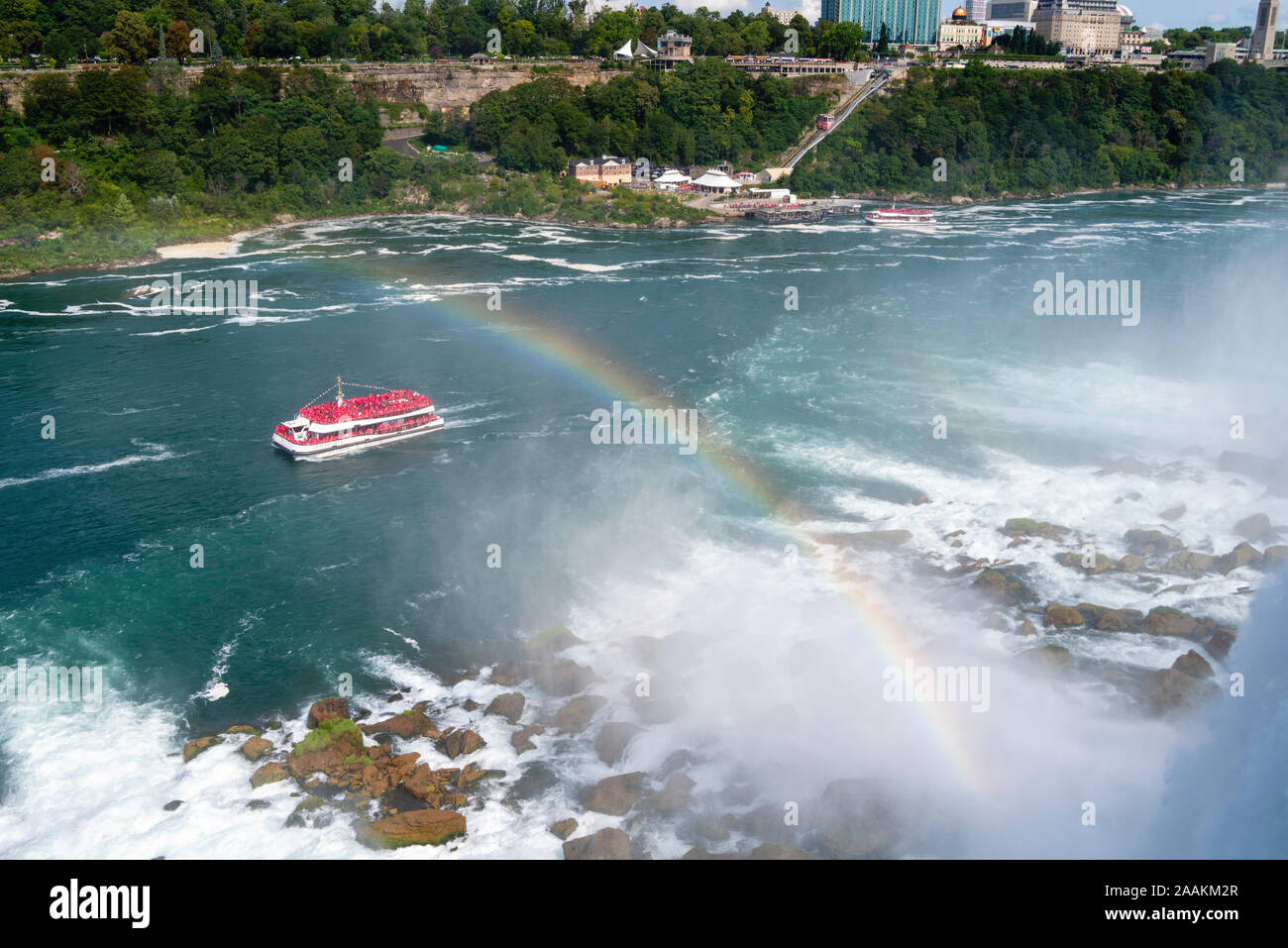 Les touristes faire tremper dans la brume des Bridal Veil Falls, une partie de la grande région de Niagara Falls, Buffalo, New York, USA. Banque D'Images