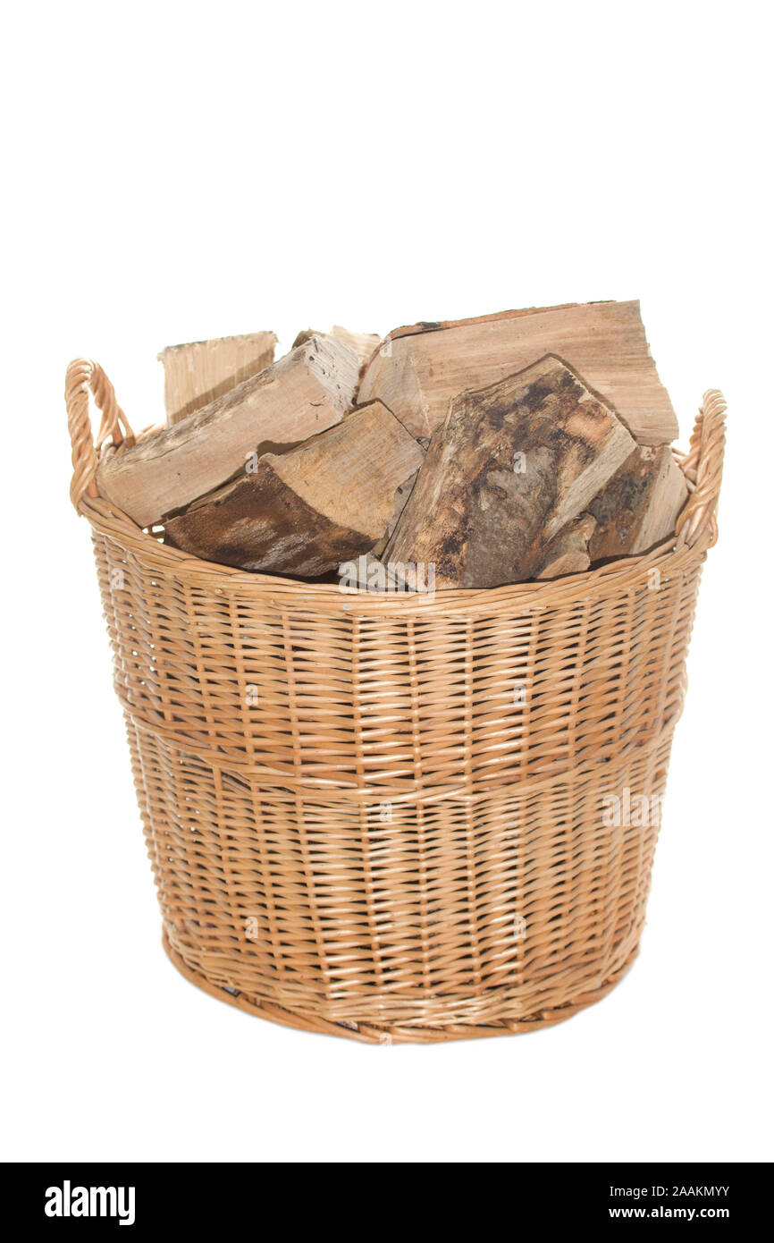 Journal en osier panier rempli avec des morceaux de bois isolées sur fond  blanc Photo Stock - Alamy