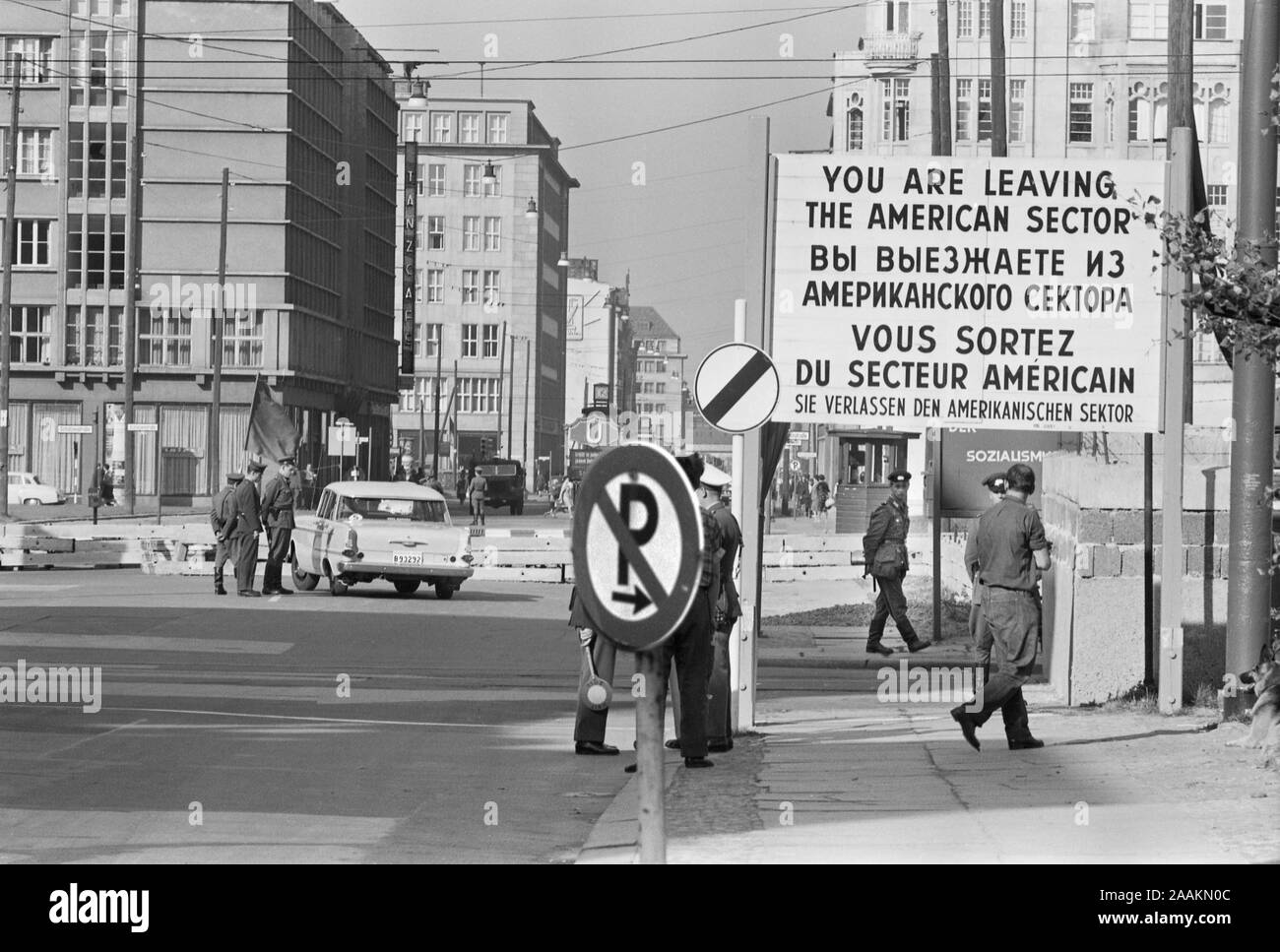 Le point de contrôle dans l'ouest de Berlin, l'Allemagne de l'Ouest avec panneau "Vous quittez le secteur américain" en quatre langues, photo de Thomas J. O'Halloran, Octobre 1961 Banque D'Images
