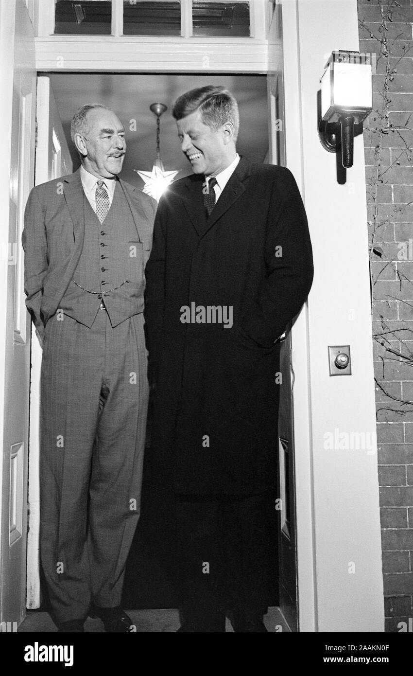 Le président élu des États-Unis John F. Kennedy et l'ancien secrétaire d'État américain Dean Acheson, aux portes d'Acheson's home à 2805 P Street, N.W., Washington, D.C., Photo de Marion S., Trikosko 26 Novembre, 1960 Banque D'Images