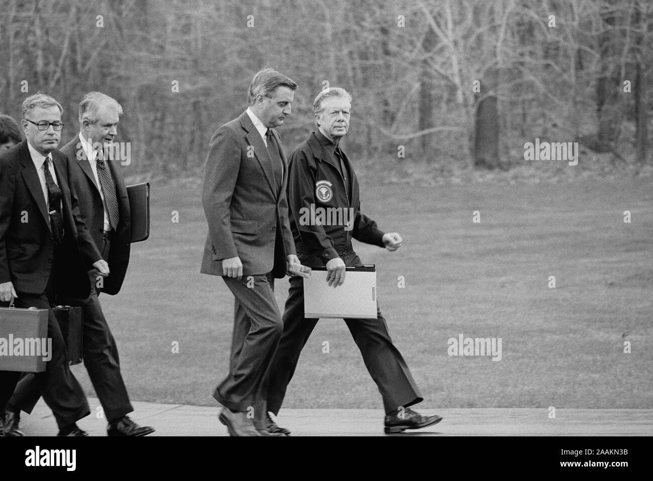 Le président américain Jimmy Carter, vice-président Walter Mondale, Secrétaire d'État Cyrus Vance, et le Secrétaire de la Défense Harold Brown, après le débarquement de leur hélicoptère pour répondre à propos de crise des otages en Iran, Camp David, dans le Maryland, USA, Photo de Marion S., Trikosko 23 Novembre 1979 Banque D'Images