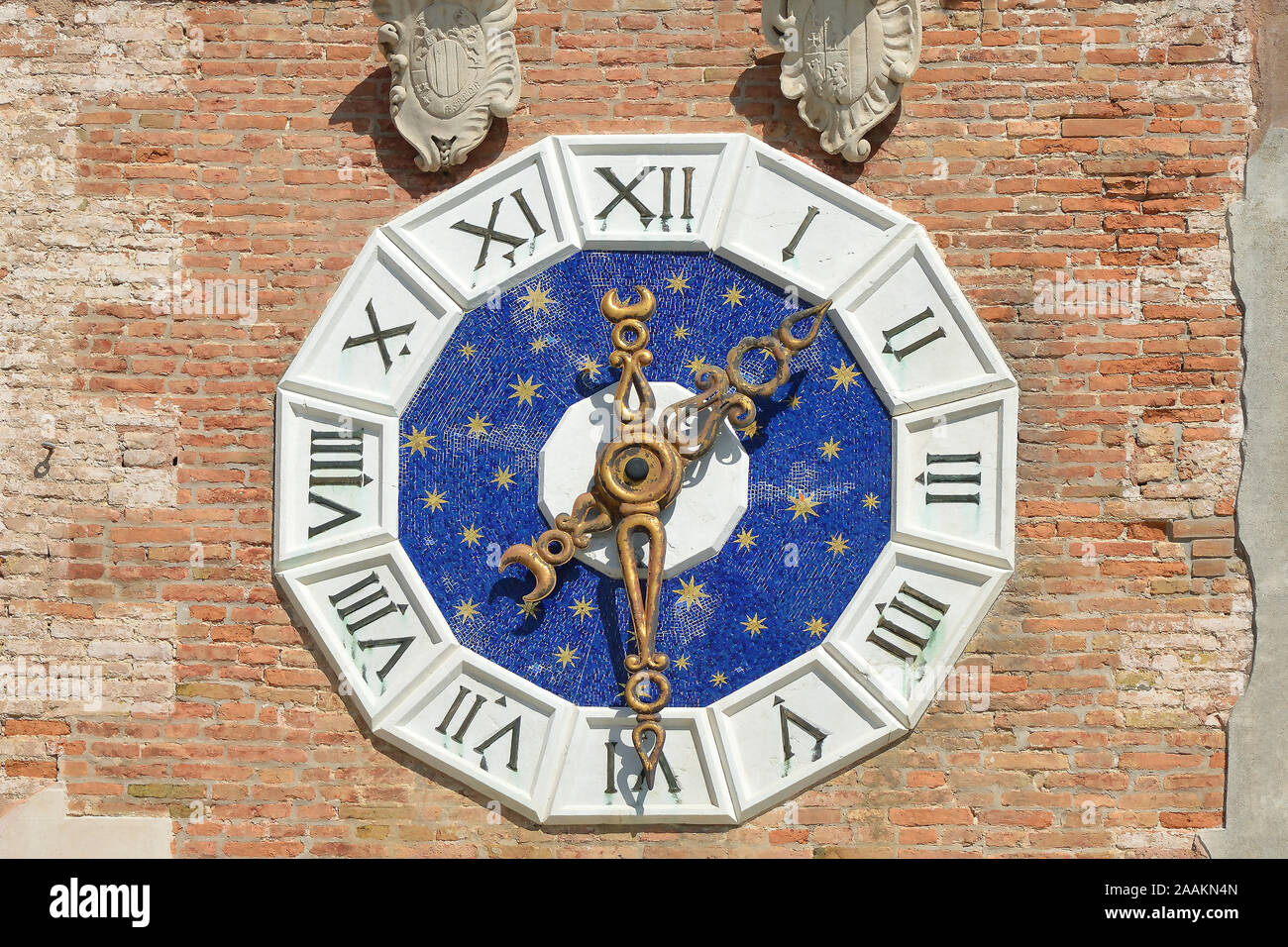 Tour de l'horloge à l'entrée de l'Arsenal de Venise historique et Musée Naval de quartier Castello de Venise - Italie. Banque D'Images
