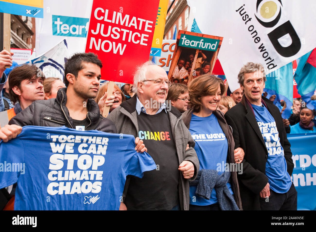 Des célébrités dont l'acteur Peter Capaldi et l'ancien présentateur météo de la BBC Michael Fish changement climatique Joignez-vous à la vague de protestation. Banque D'Images